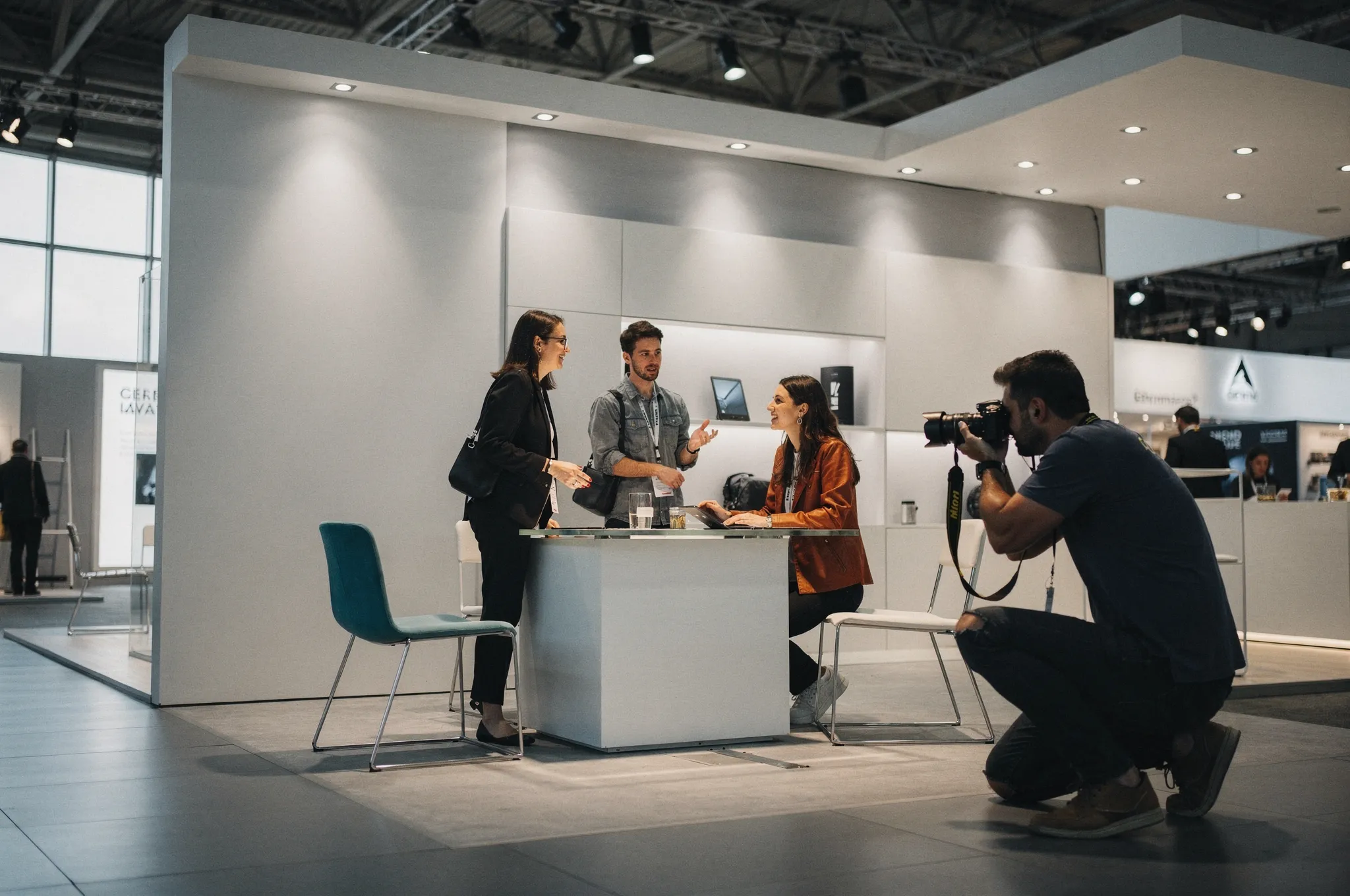 Professionelle Messefotografie an einem Ausstellerstand auf einer Fachmesse