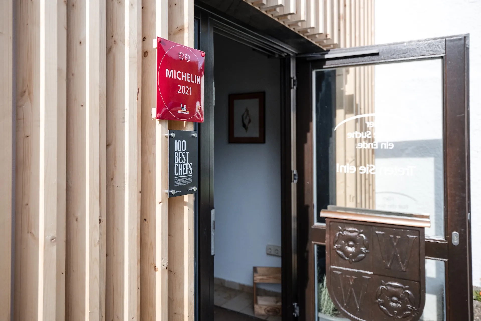 Eingang eines Michelin-Restaurants – Exklusivität auf den ersten Blick.