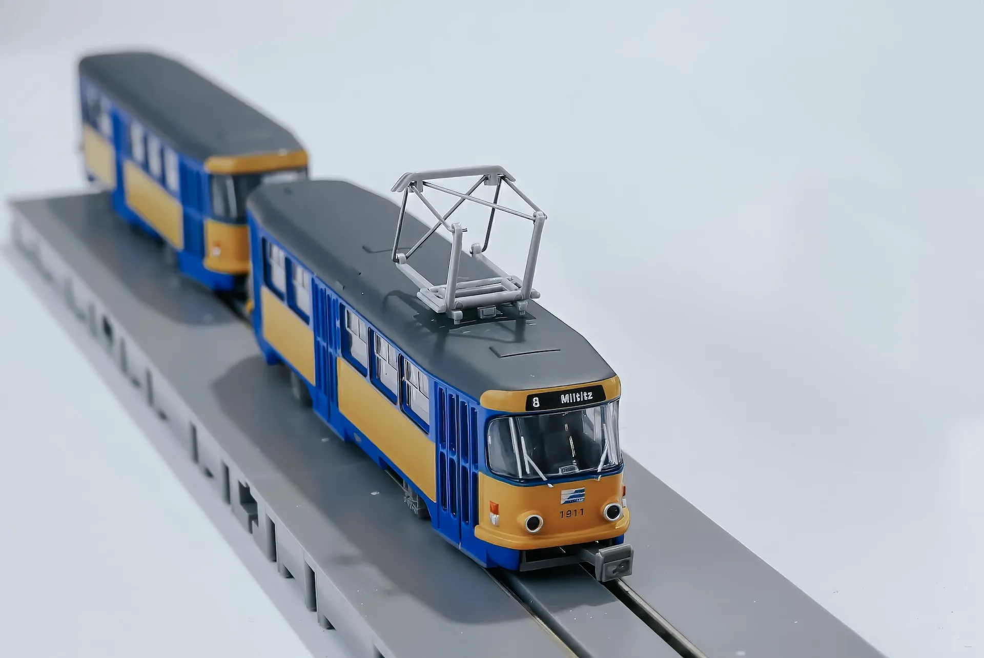 Straßenbahn-Modell, klar fokussiert und realitätsnah fotografiert.