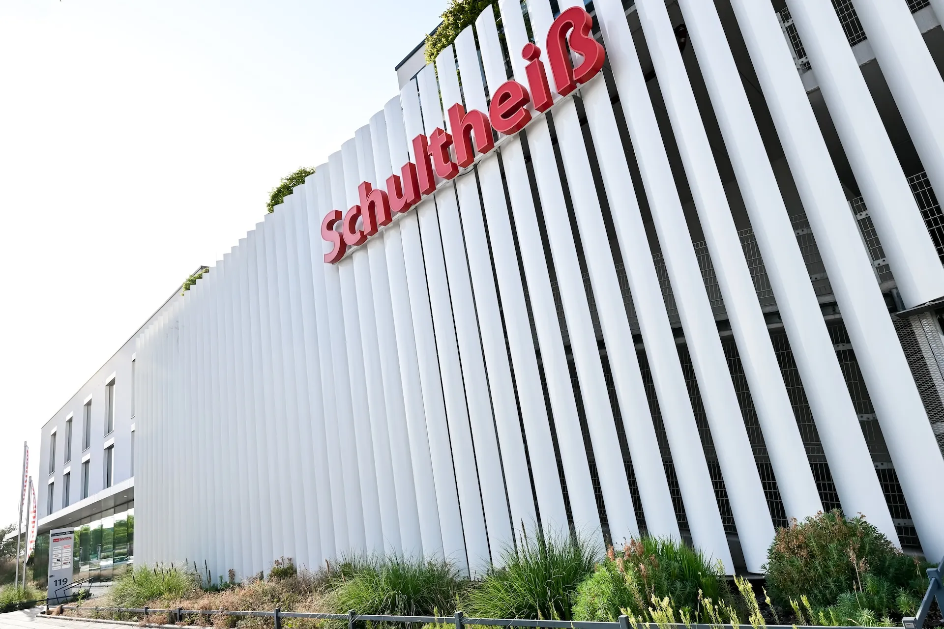 Gläserne Firmenzentrale im Morgenlicht, Corporate-Fotografie.