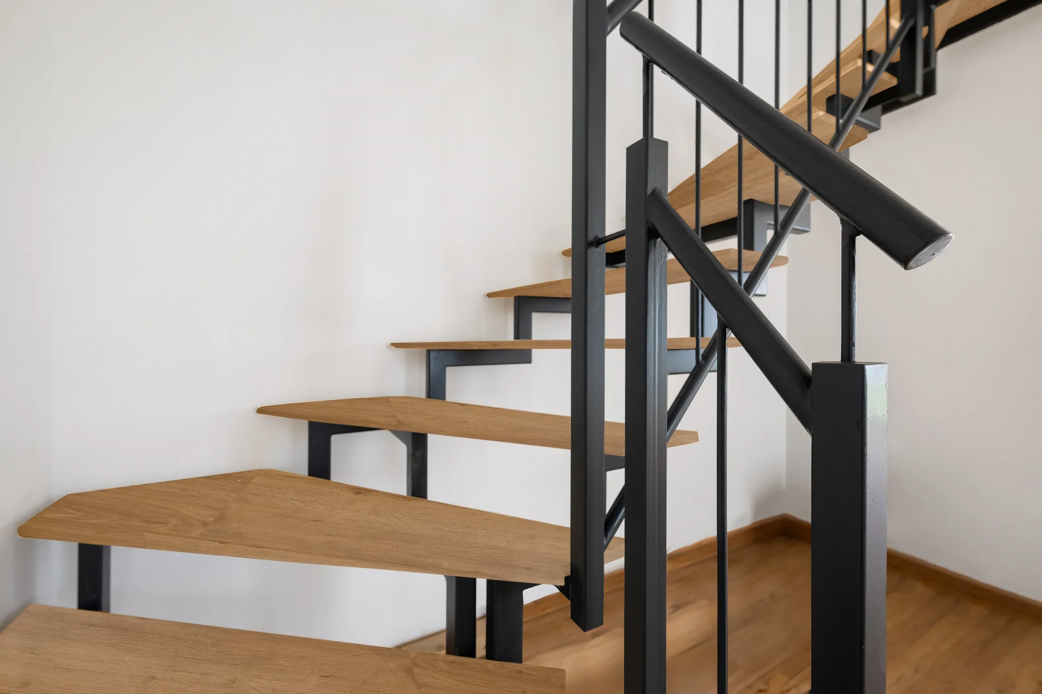 Moderne Holz-Stahl-Treppe in Nahaufnahme.