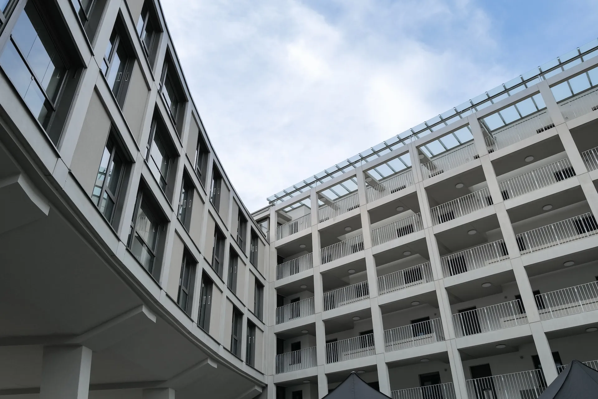 Fertiges Bauprojekt mit Loggia, bereit für die offizielle Übergabe