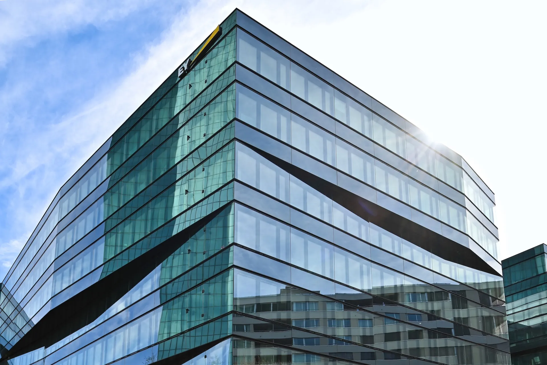 High-Rise-Fassade im Sonnenflare, Corporate Architecture mit Strahlkraft.