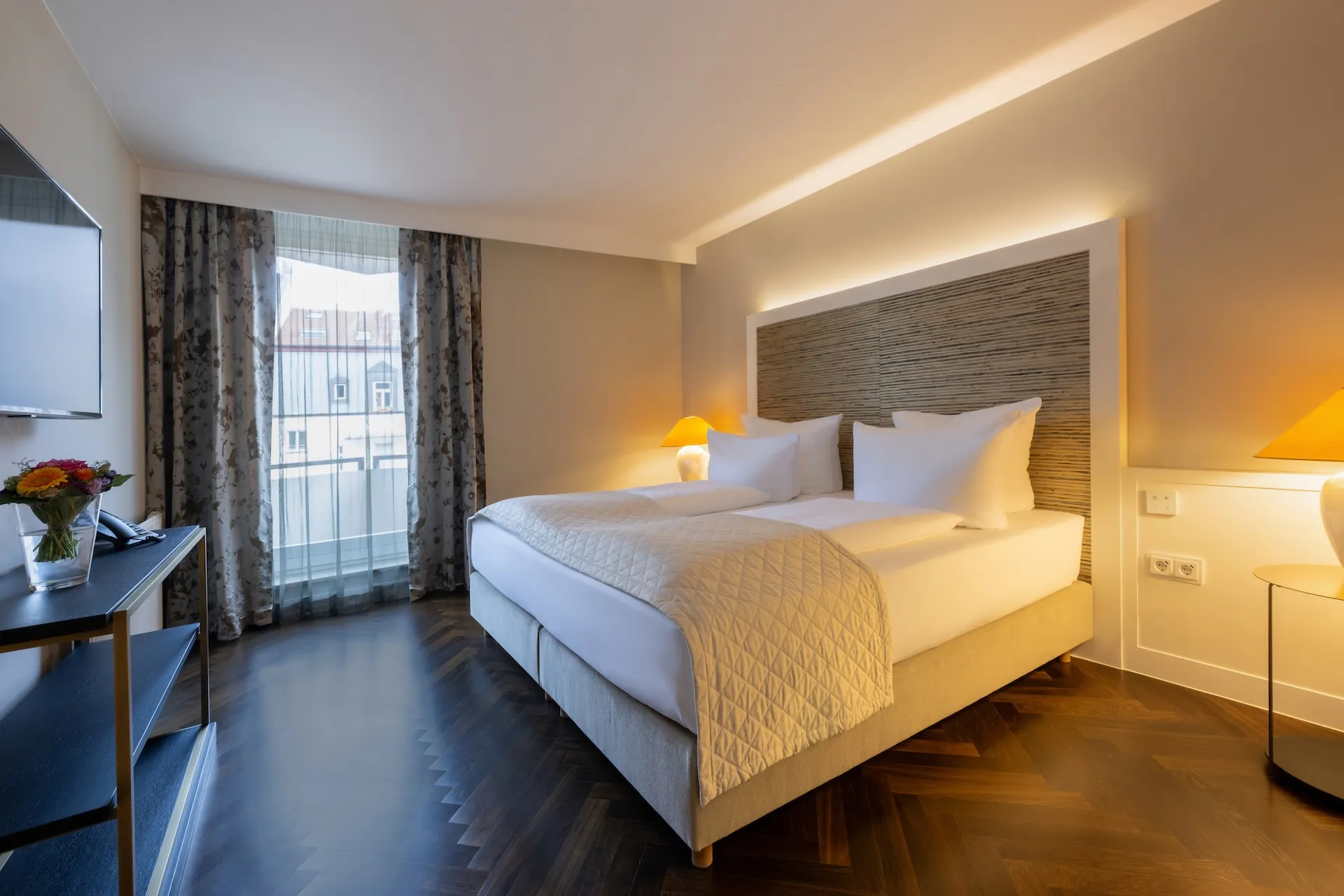 Modernes und luxuriöses Hotelzimmer, stilvolle Einrichtung und Design