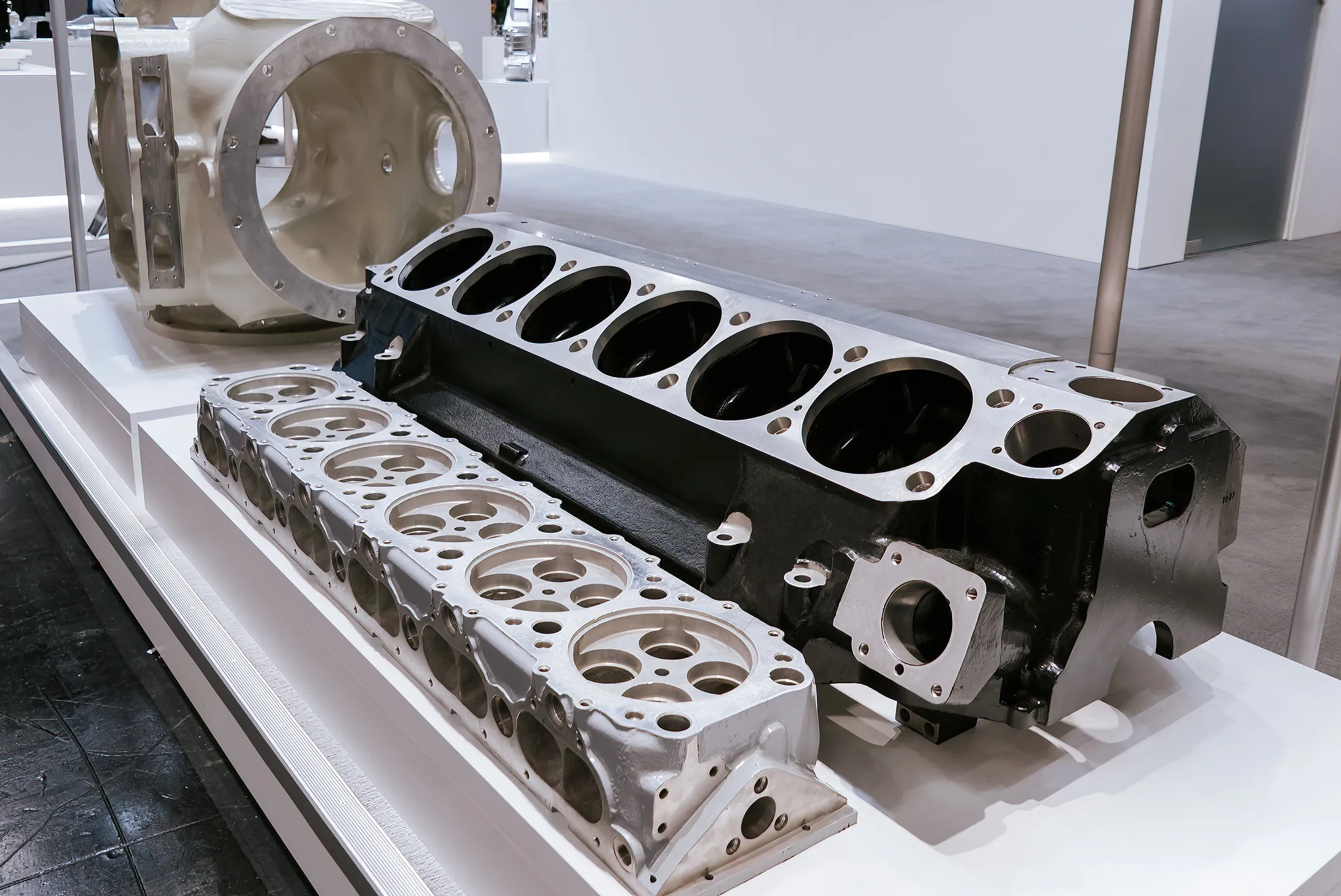 Motorblock und Zylinderblock aus Gusseisen, präzise Produktfotografie für den Maschinenbau.