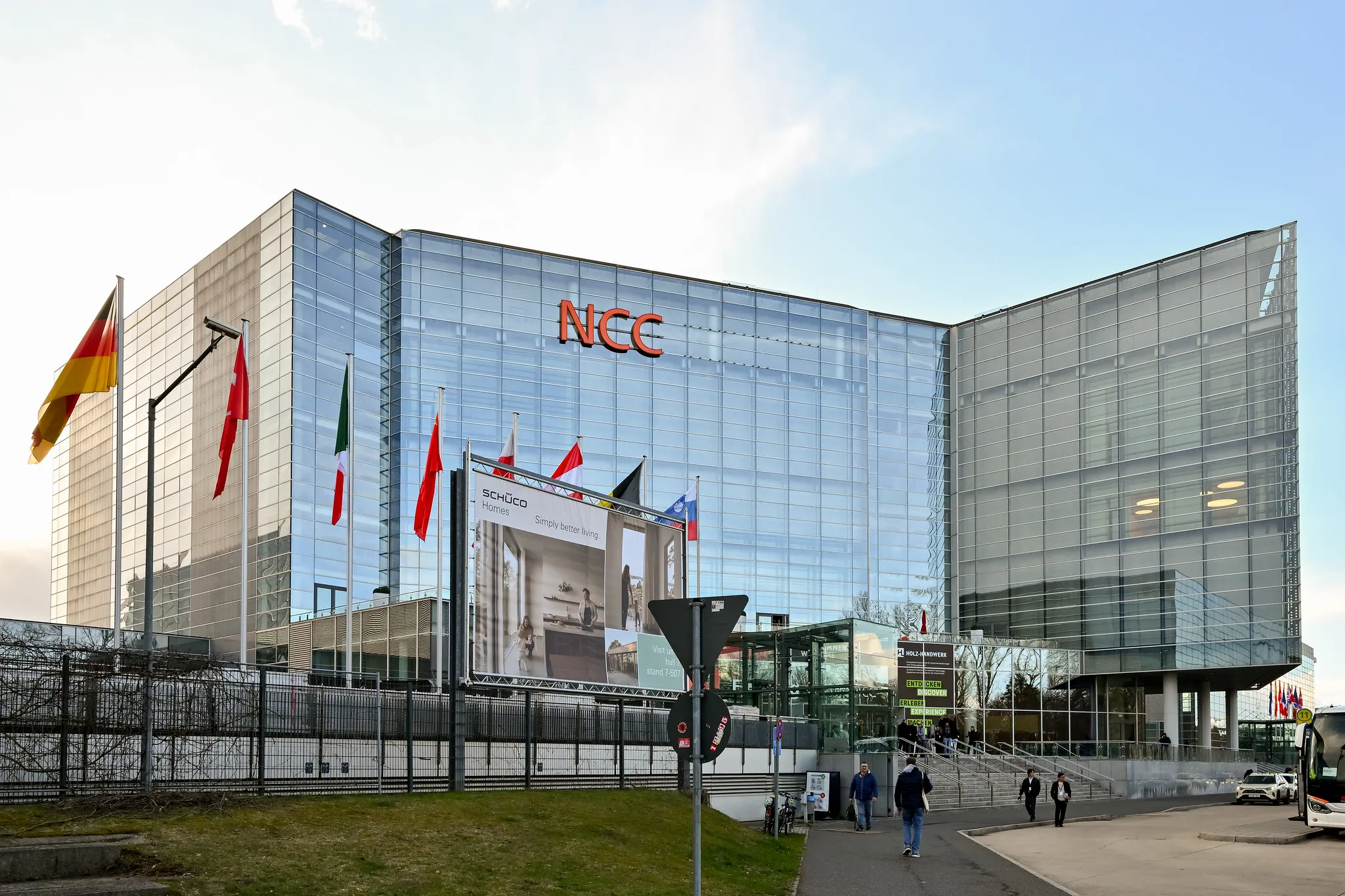 NCC Nürnberg Außenansicht mit internationalen Flaggen während der Fensterbau Frontale.