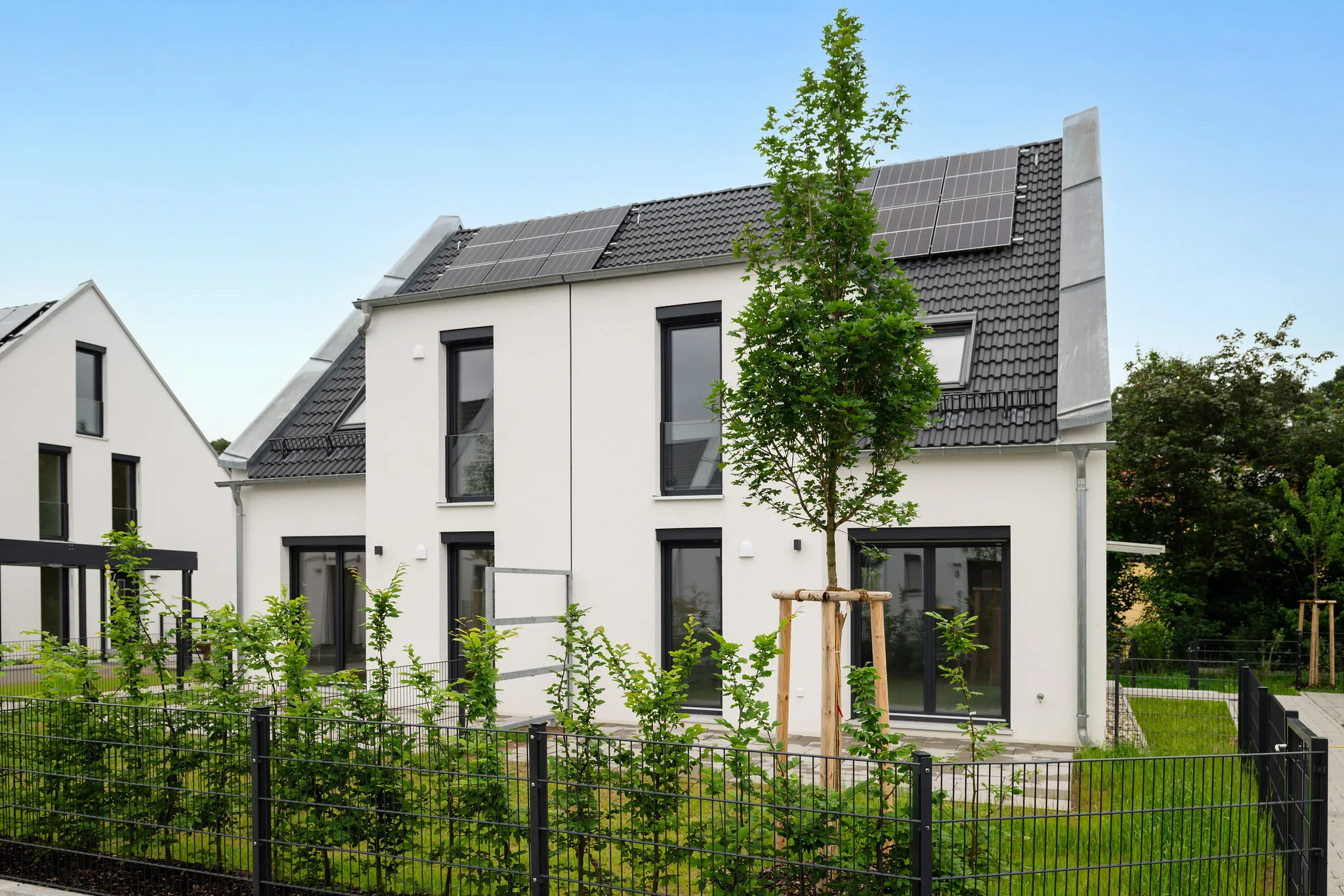 Neubau-Einfamilienhaus mit Satteldach und Photovoltaik.