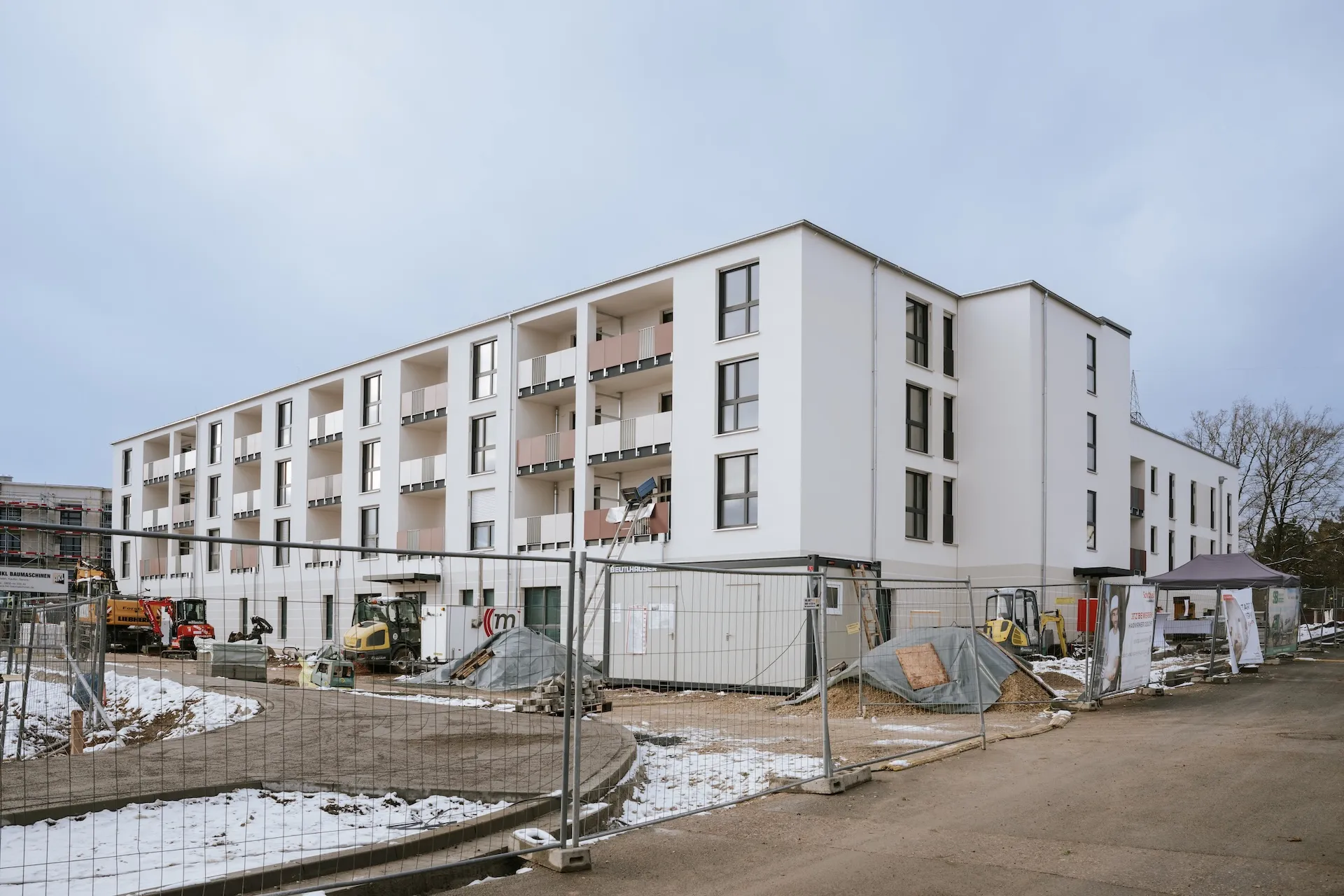 Weiße Mehrfamilienhäuser, Neubausiedlung