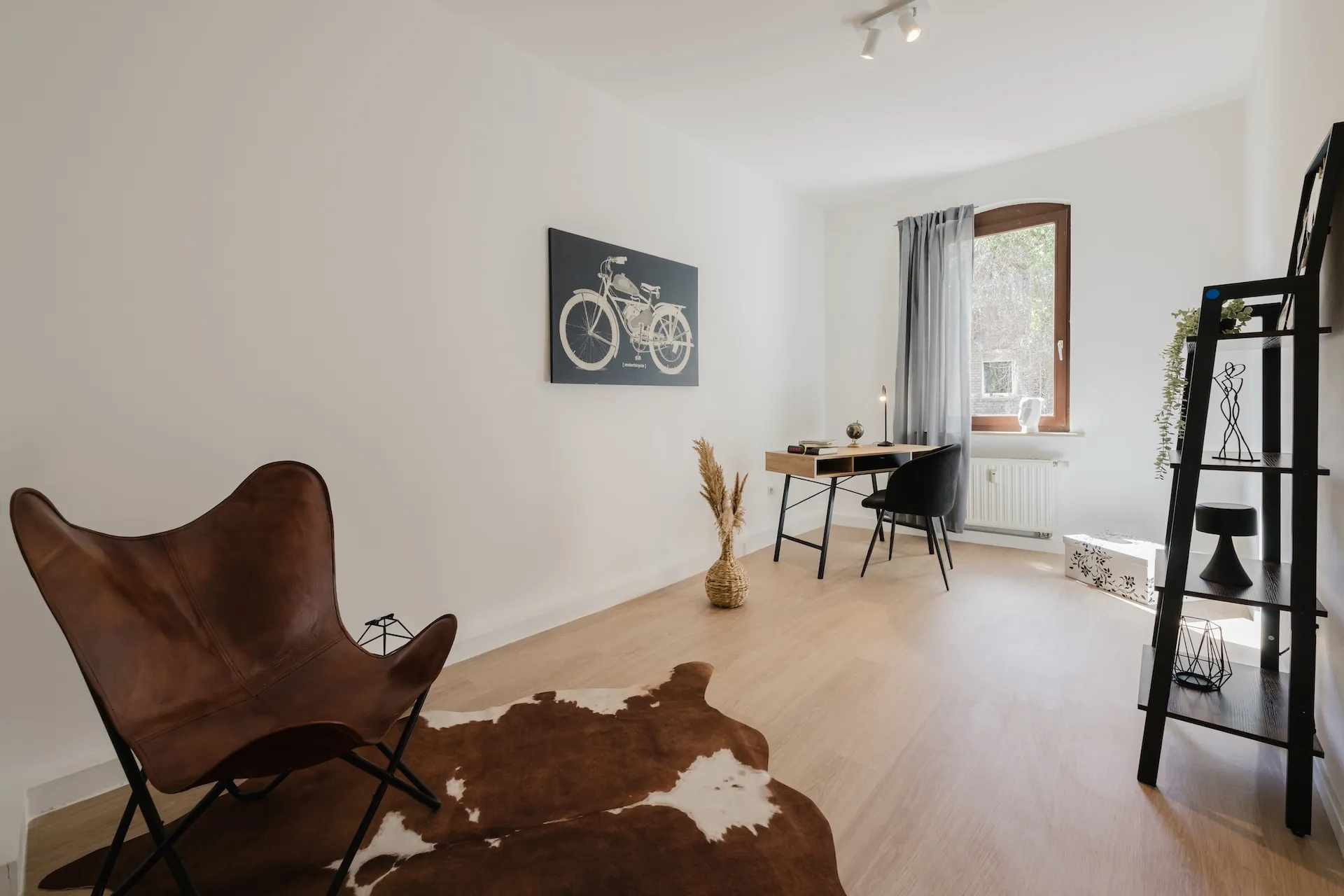 Arbeitszimmer mit Schreibtisch und hellem Lichteinfall