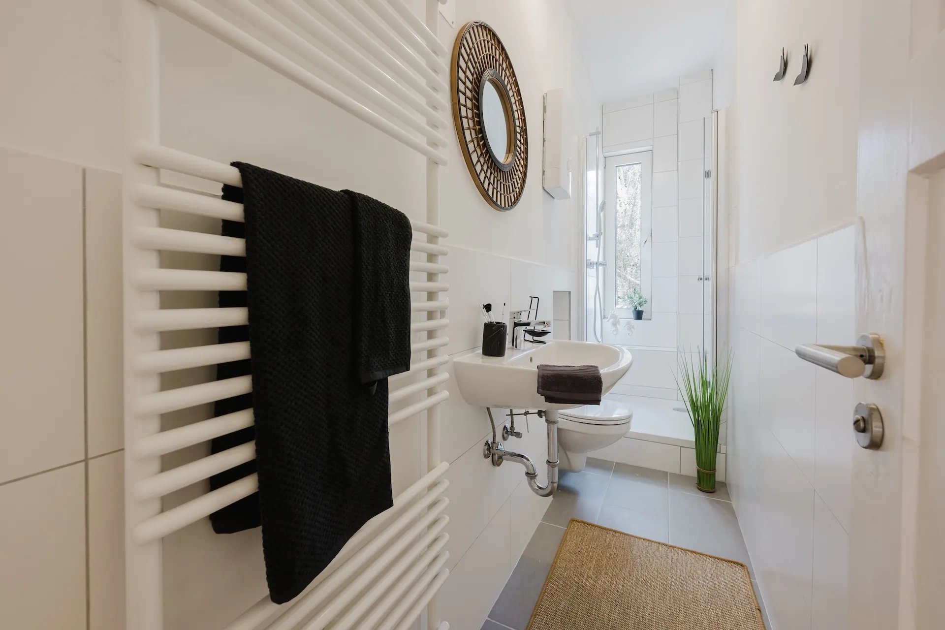 Modernes Badezimmer mit hochwertiger Ausstattung