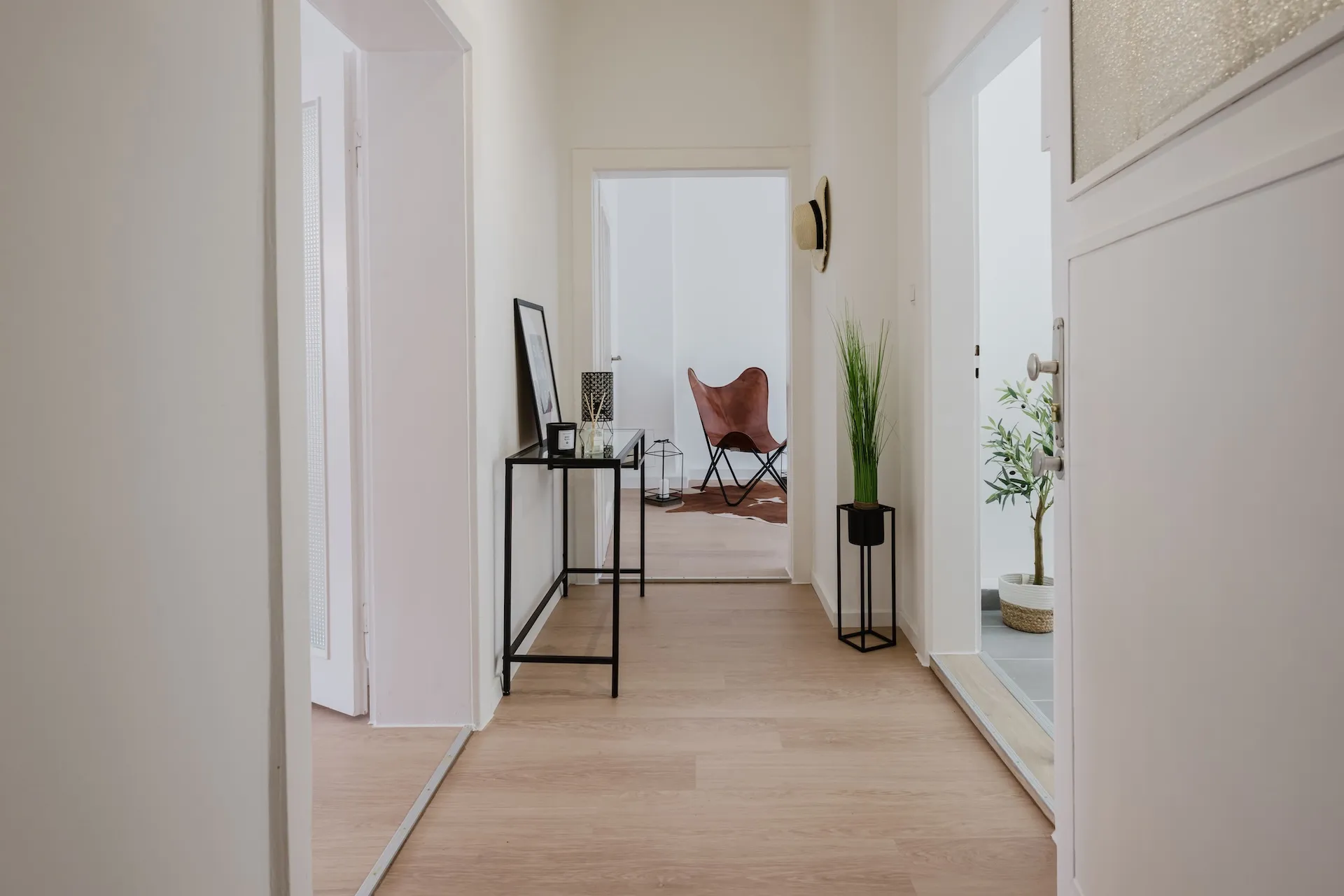 Blick durch den Flur zum Arbeitszimmer