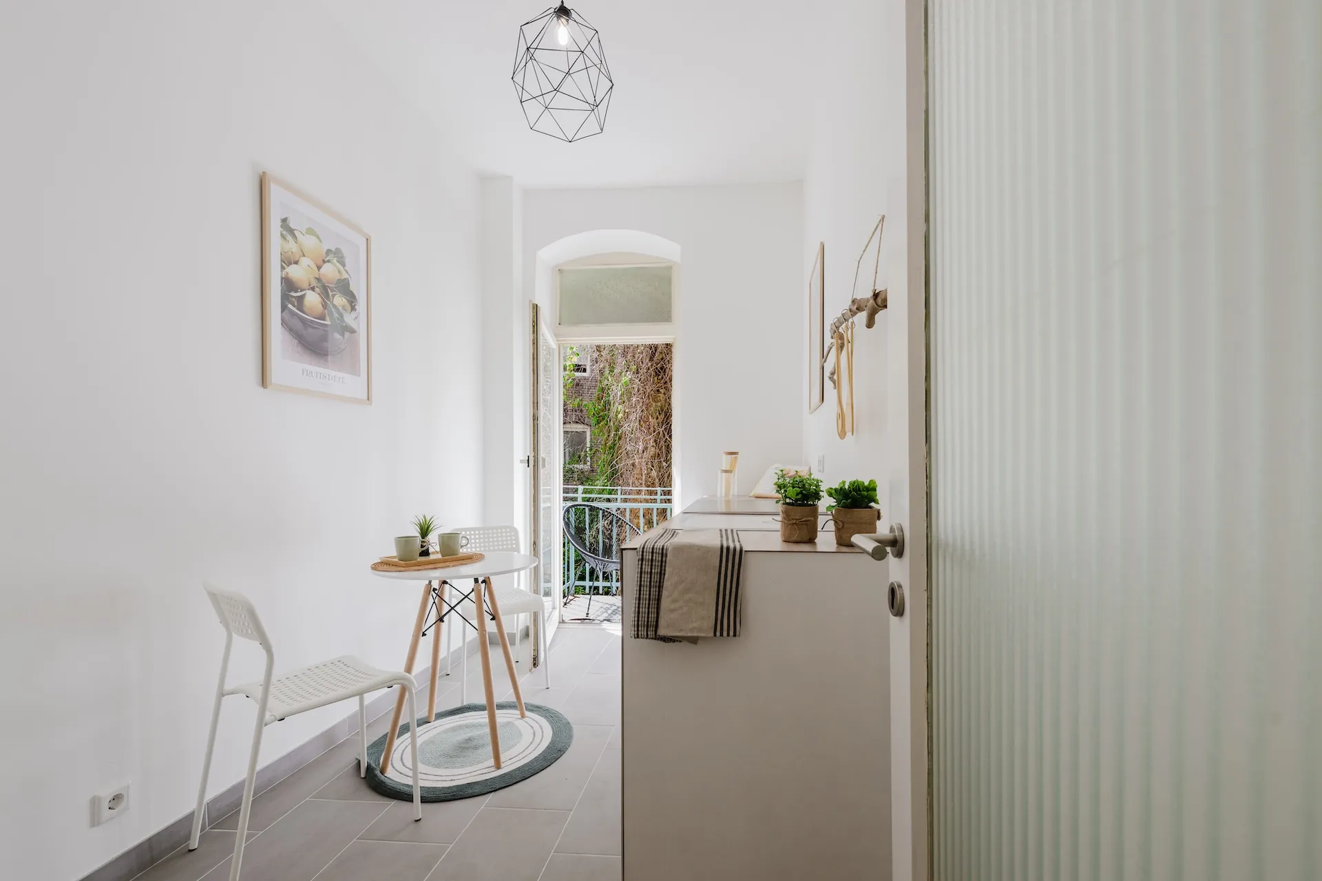 Flur mit Zugang zum Balkon