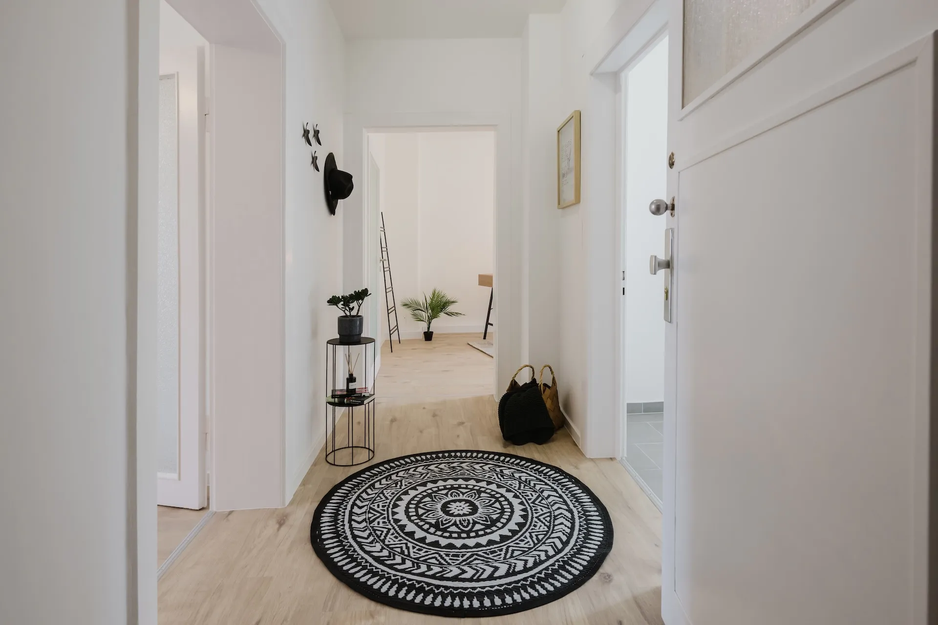 Eingangsbereich mit rundem Teppich und stilvoller Gestaltung