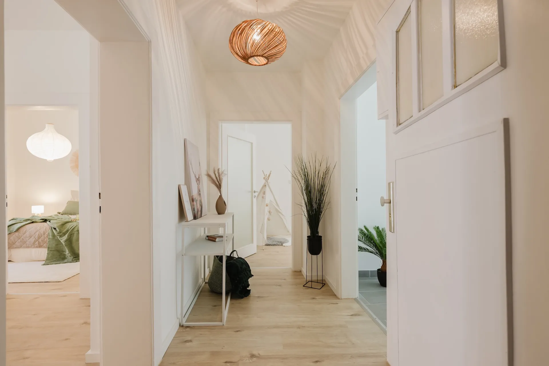 Heller Flur mit Holzboden und modernem Design