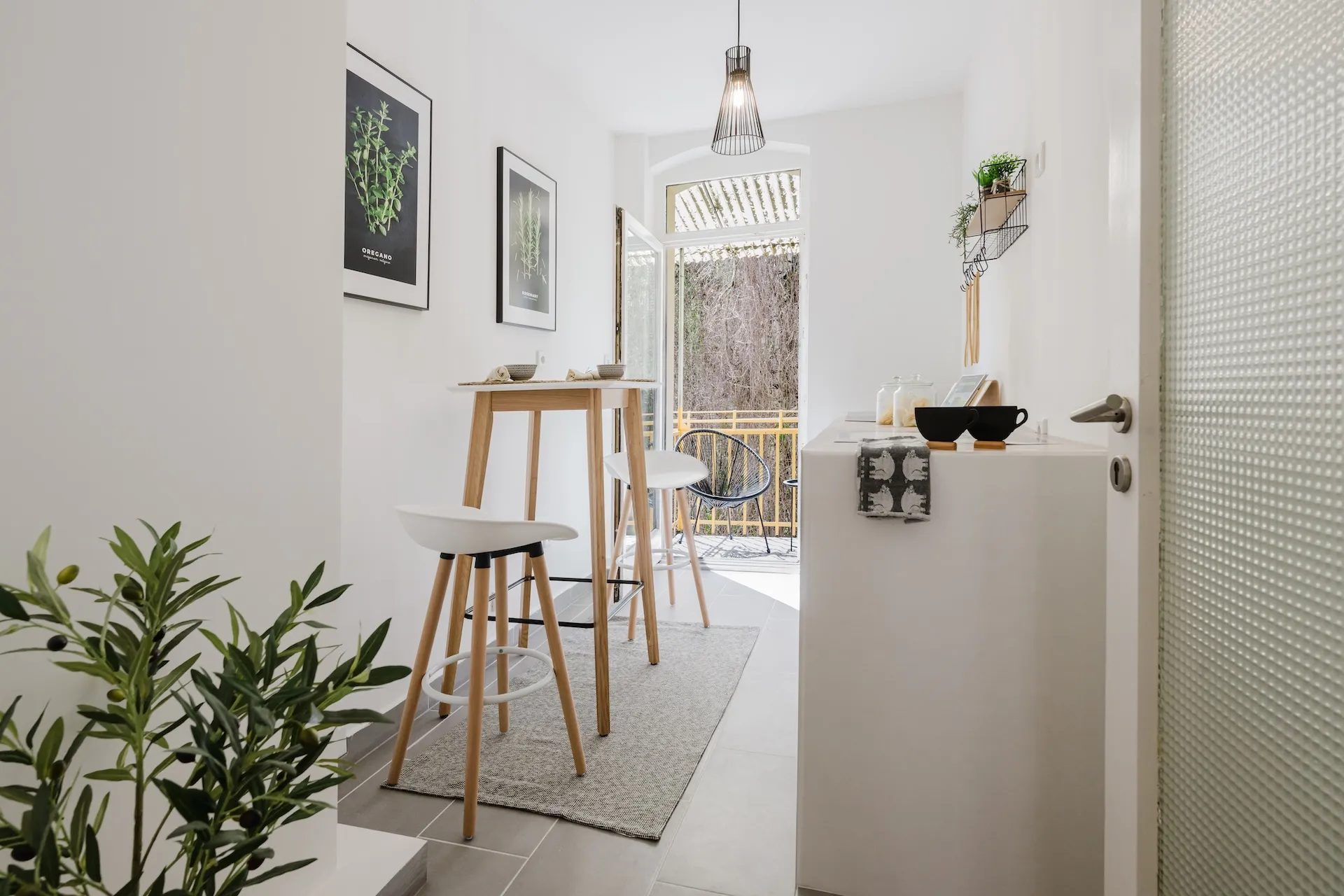 Wohnbereich mit Kaffeetisch und stilvoller Einrichtung