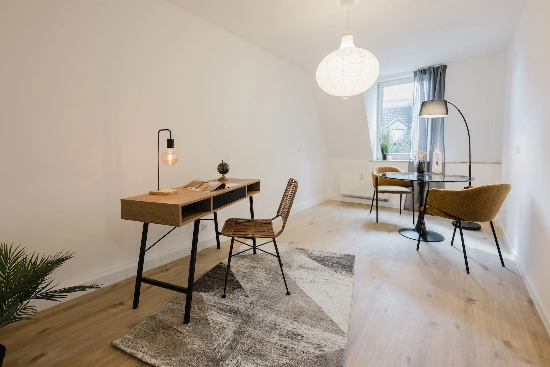 Gemütliches Kaffeezimmer mit Essbereich