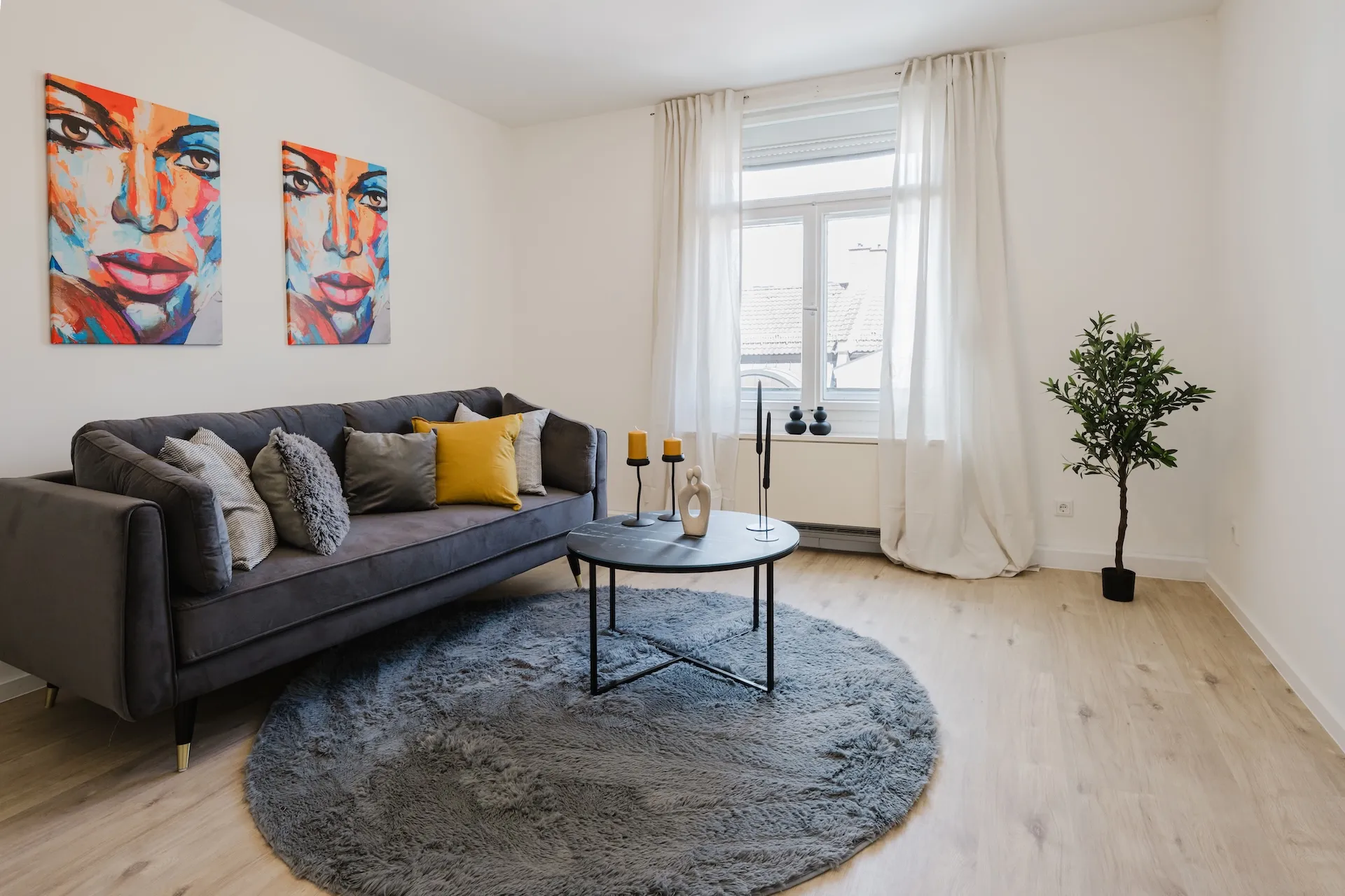 Wohnzimmer mit breitem Sofa und gemütlicher Atmosphäre