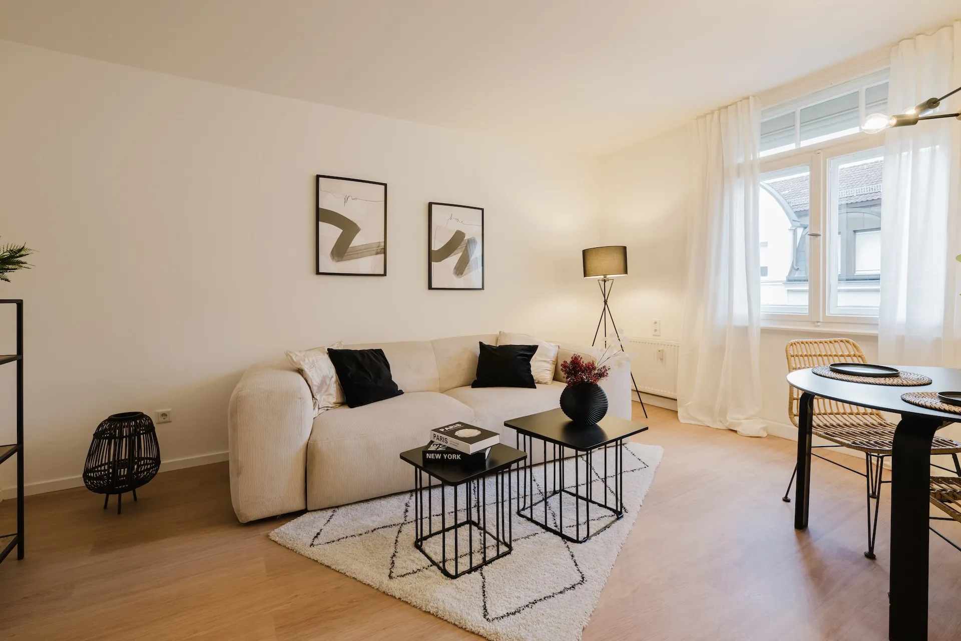 Helles Wohnzimmer mit weißer Couch und modernem Design