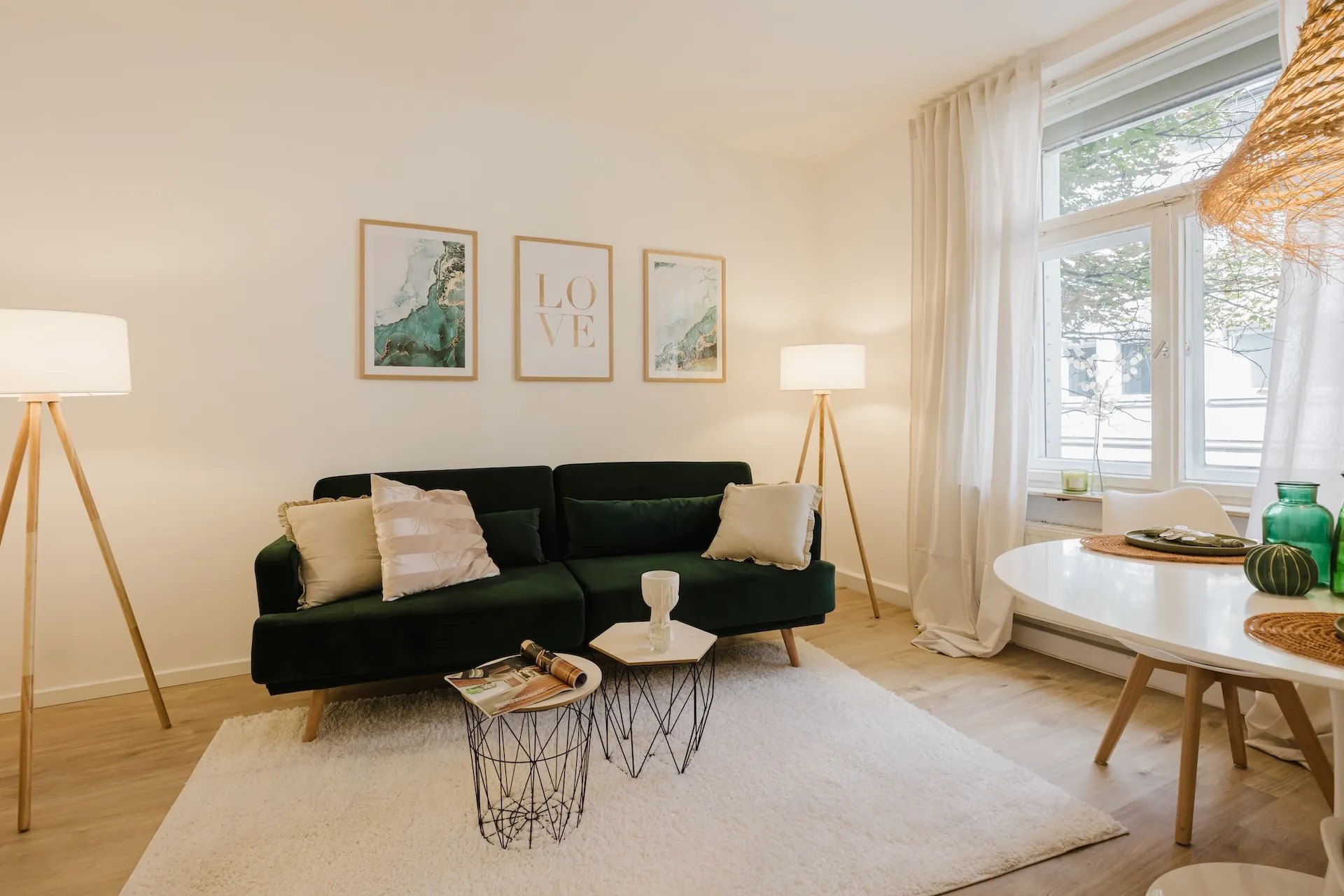 Professionelle Immobilienfotografie: Lichtdurchflutetes Wohnzimmer in Nürnberg-Gibitzenhof