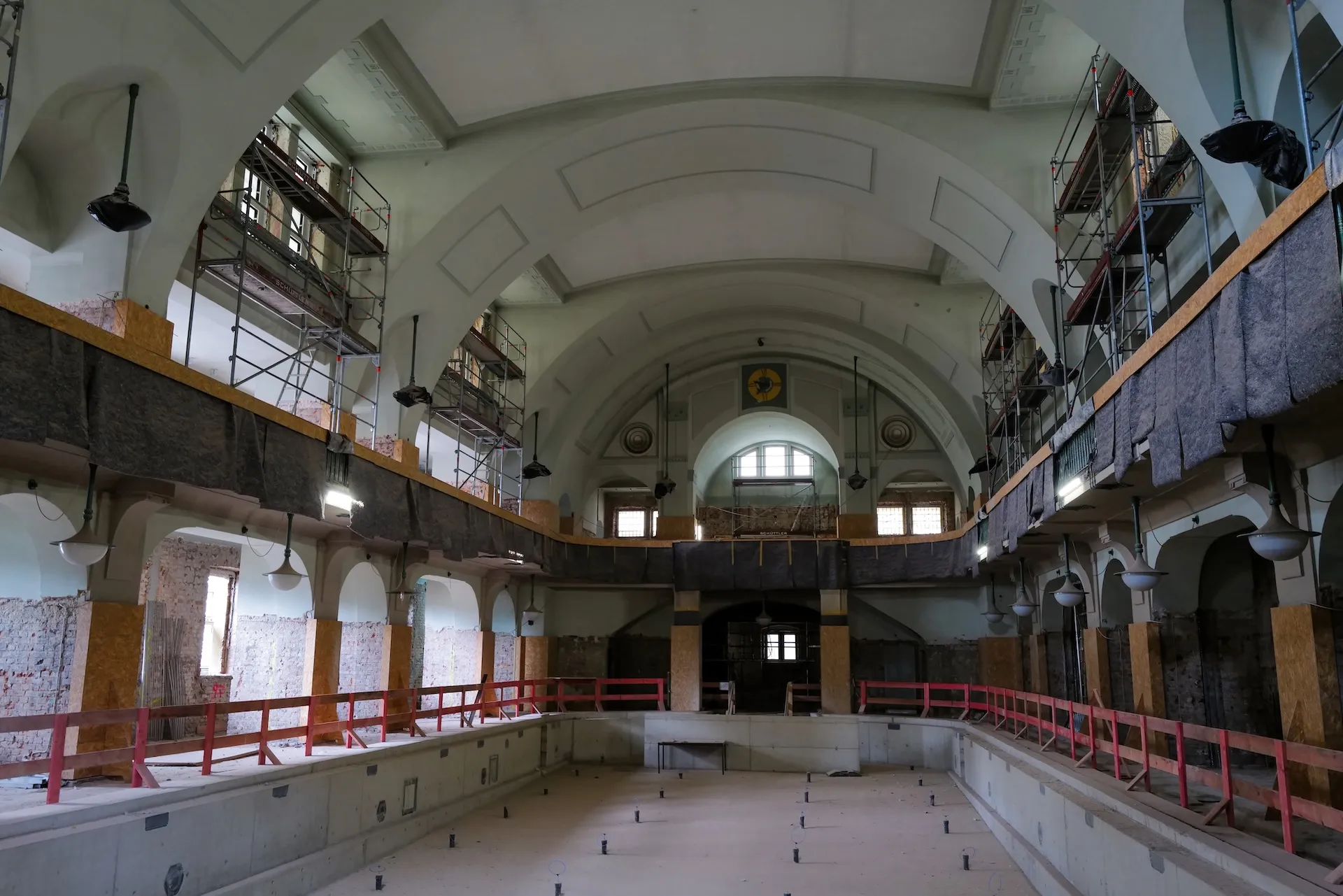 Rohbau eines Schwimmbads