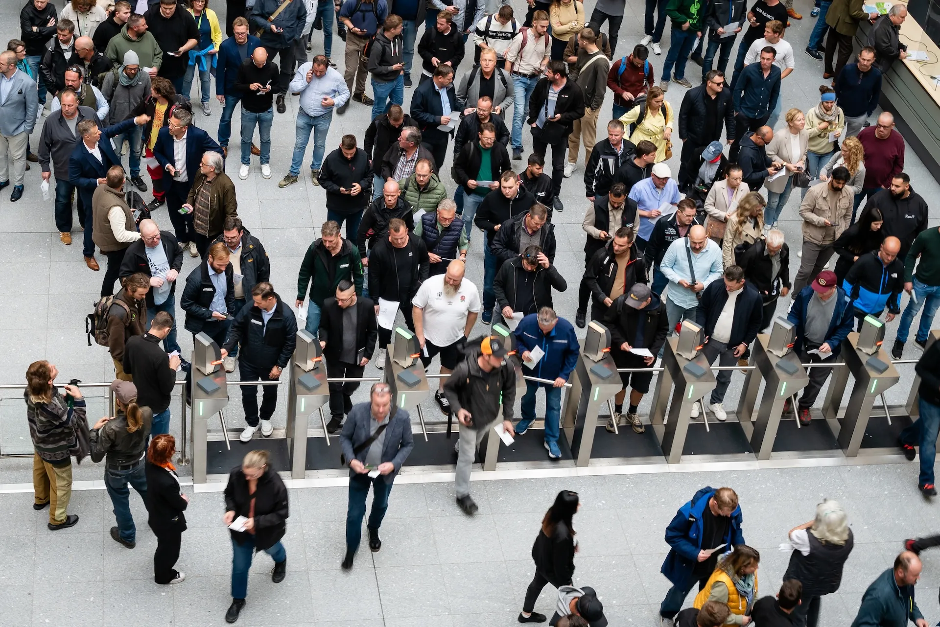 Crowd at the trade fair opening, captured in the moment of movement.