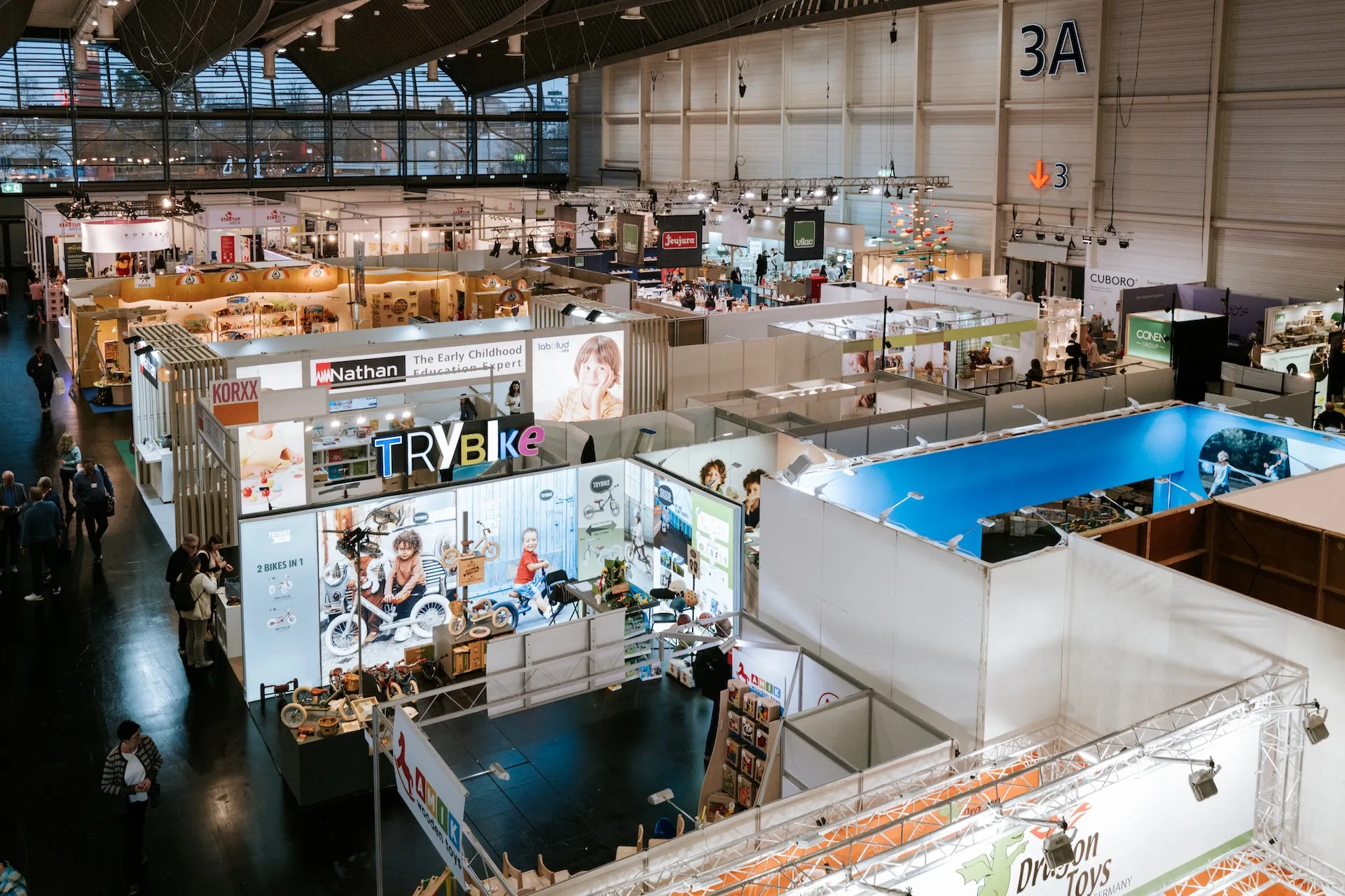 View into Hall 3A, trade fair photography with focus on architecture and booth distribution.
