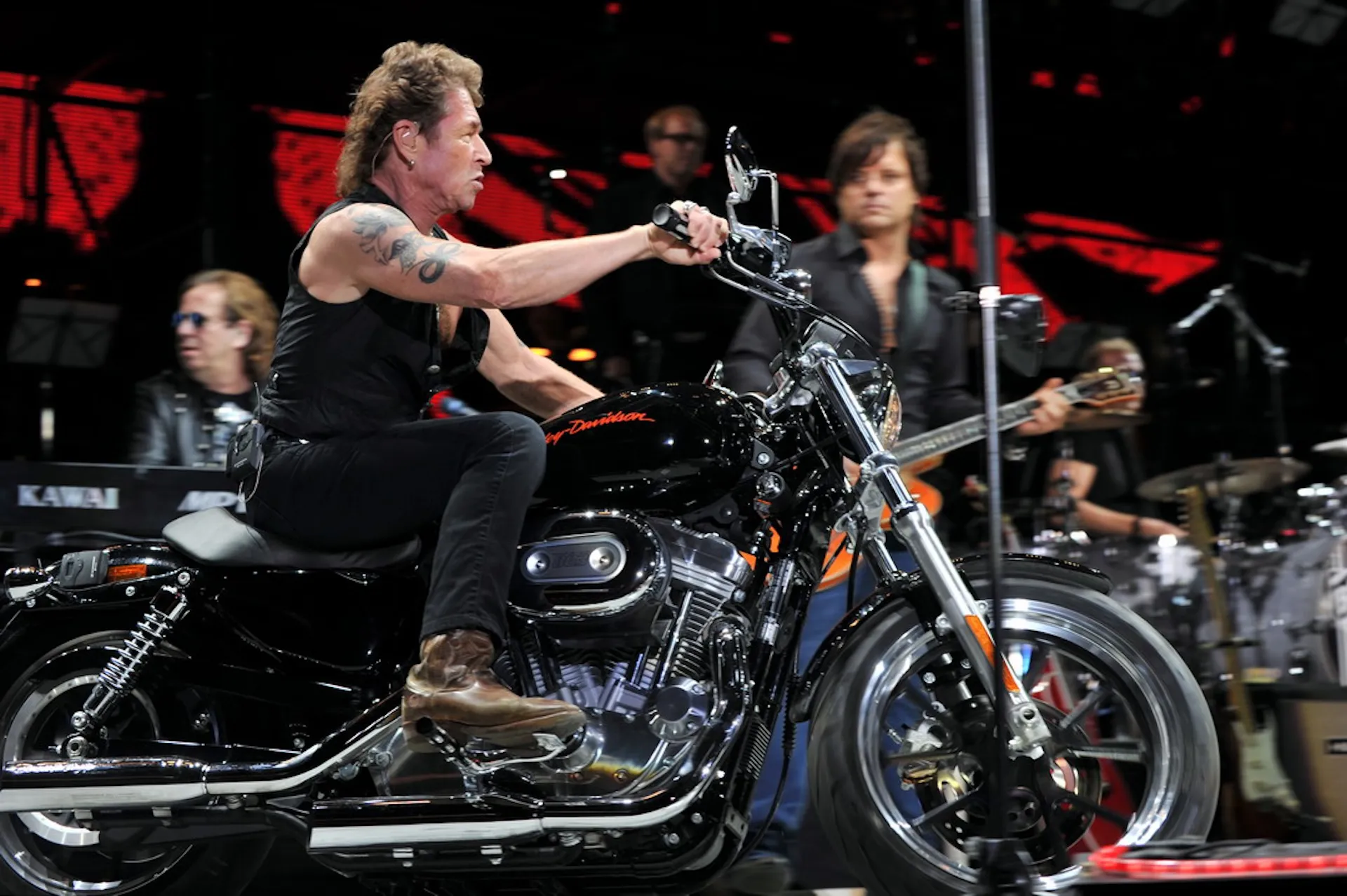 Peter Maffay auf Harley, Kultfigur trifft Kultmaschine.