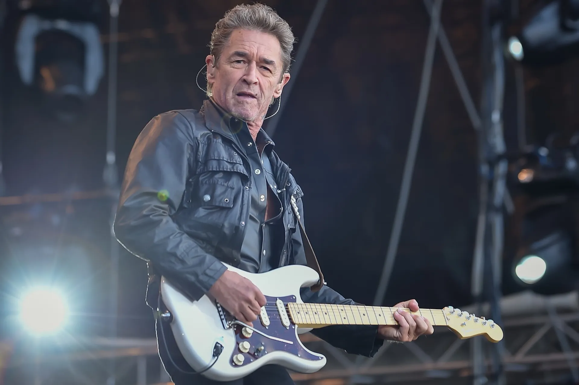 Peter Maffay mit E-Gitarre auf der Bühne, Rock-Emotion pur, eingefangen vom Fotografen.