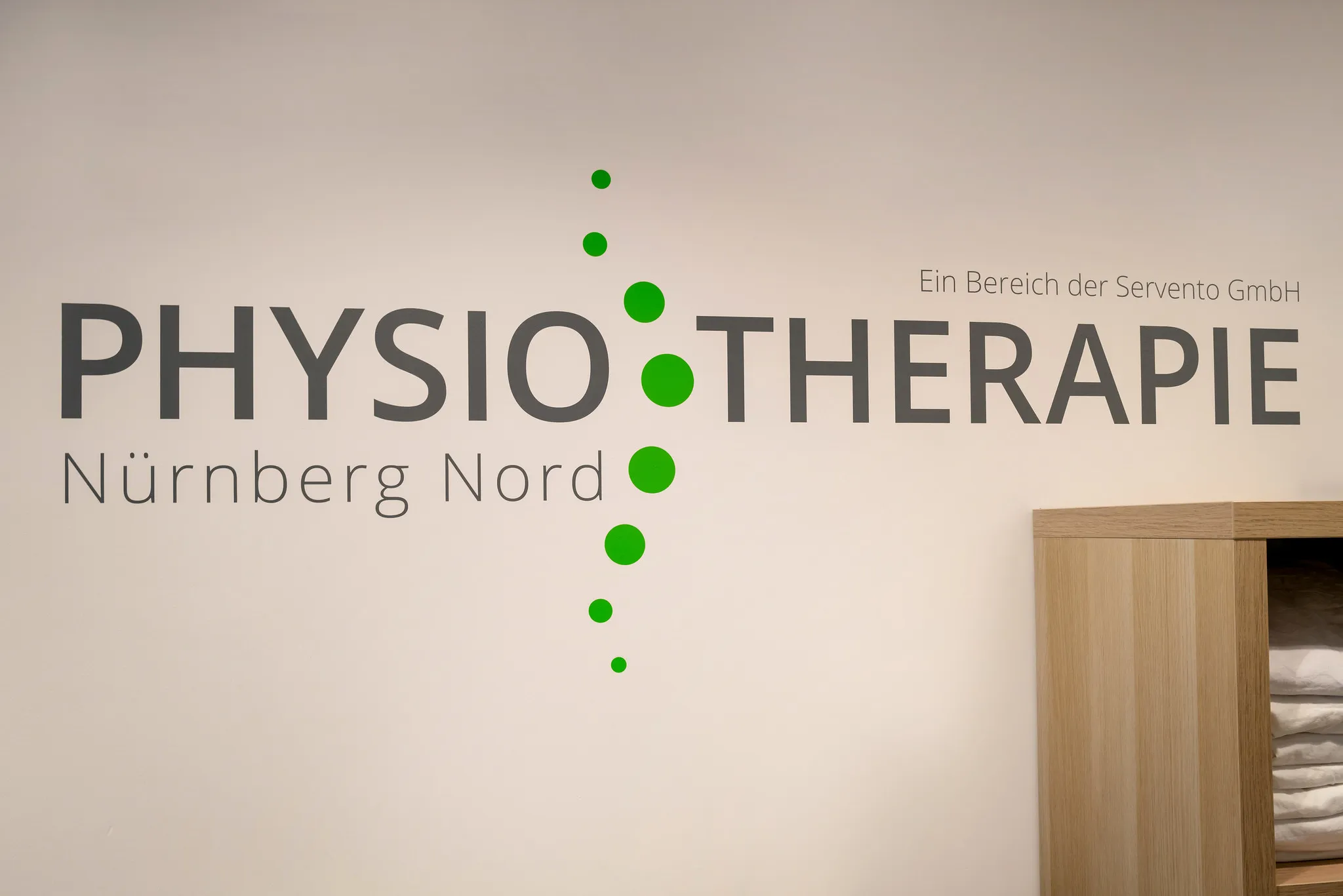 Wandlogo der Physiotherapie Nürnberg Nord.