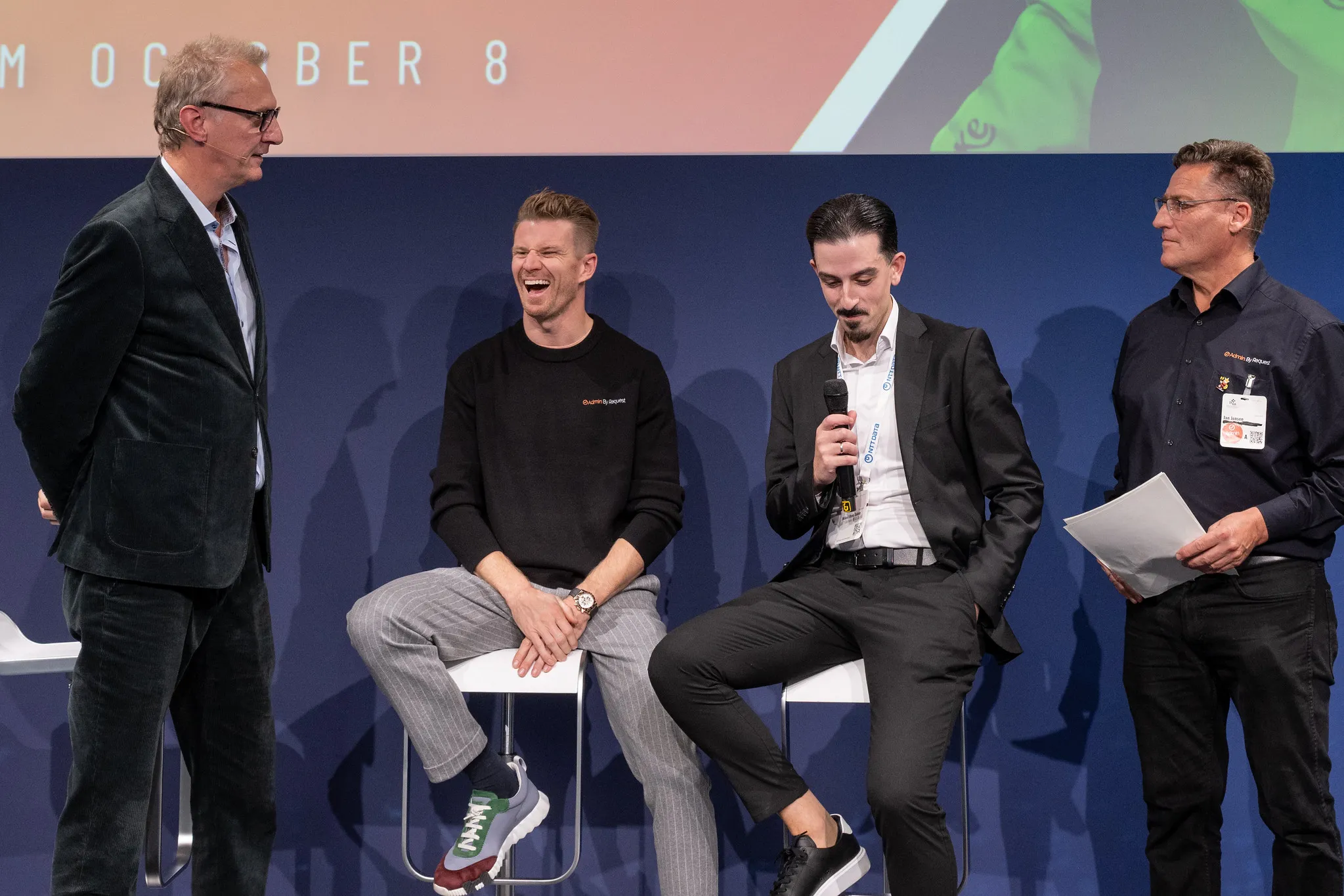 Lebhafte Podiumsdiskussion mit vier Sprechern auf einer Messebühne in Nürnberg.