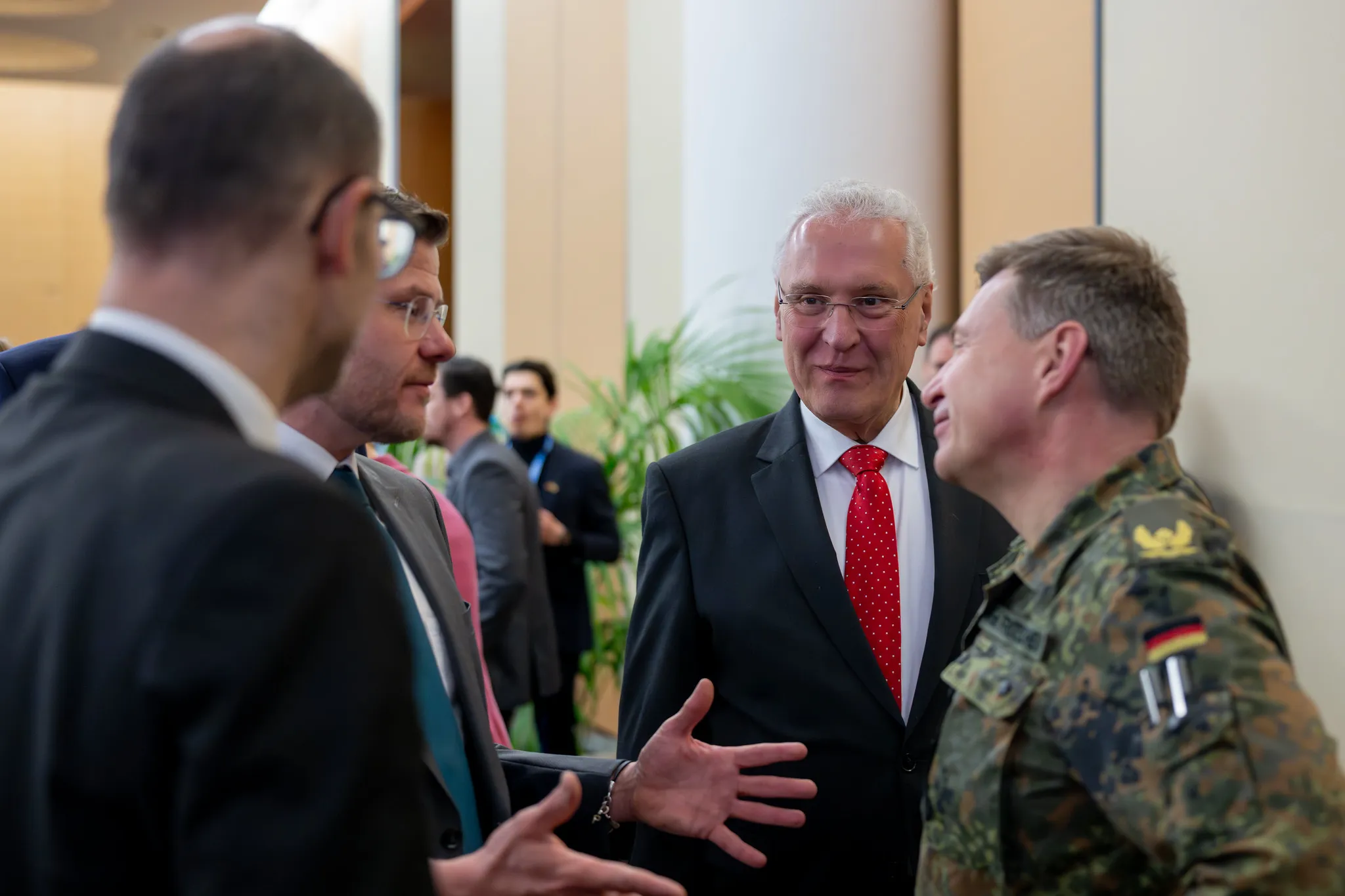 Gespräch zwischen einem Politiker und einem Bundeswehr-Offizier auf einer Fachmesse in Nürnberg.