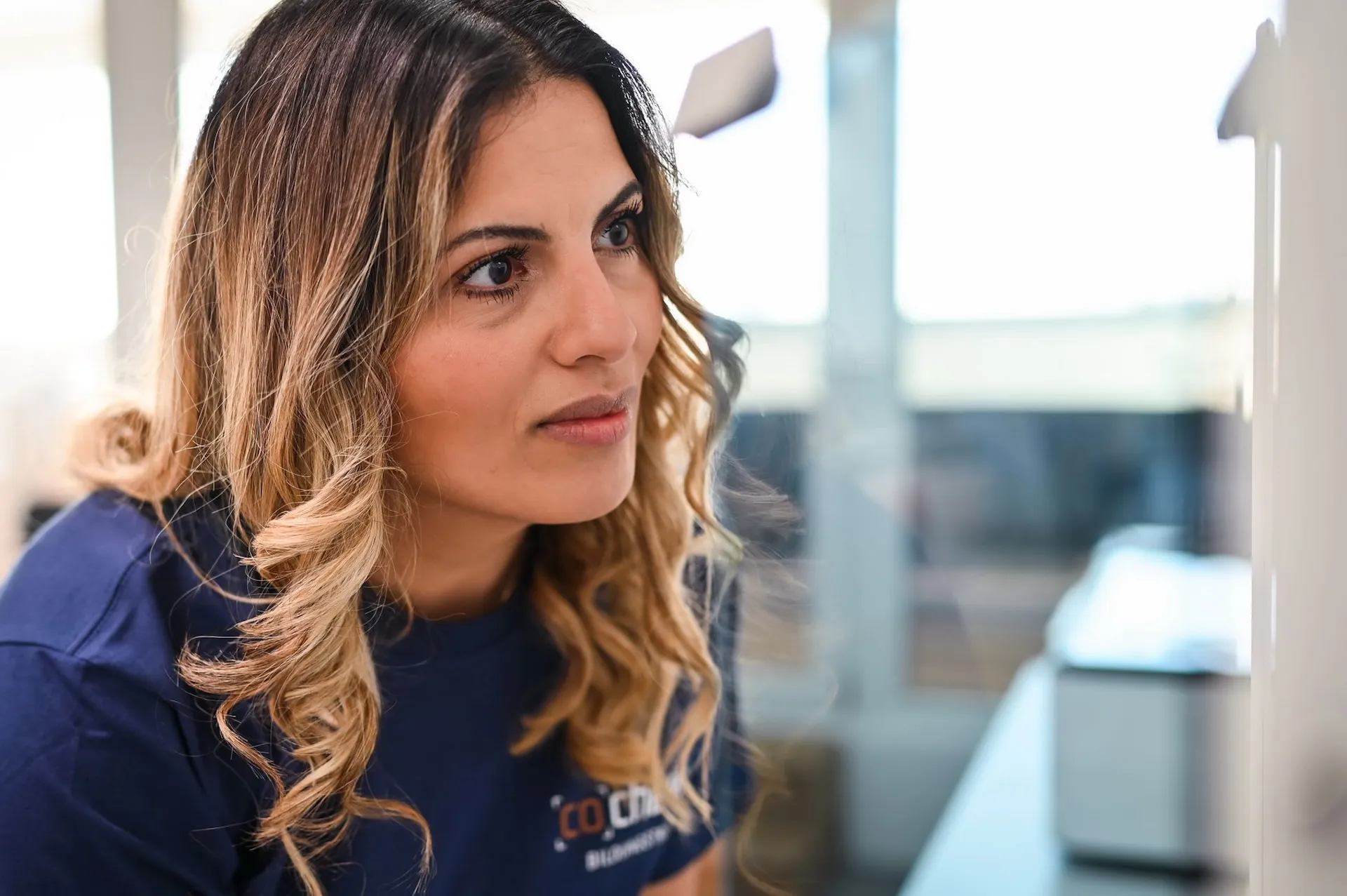 Produktionsmitarbeiterin bei einem professionellen Portrait-Shooting in Nürnberg