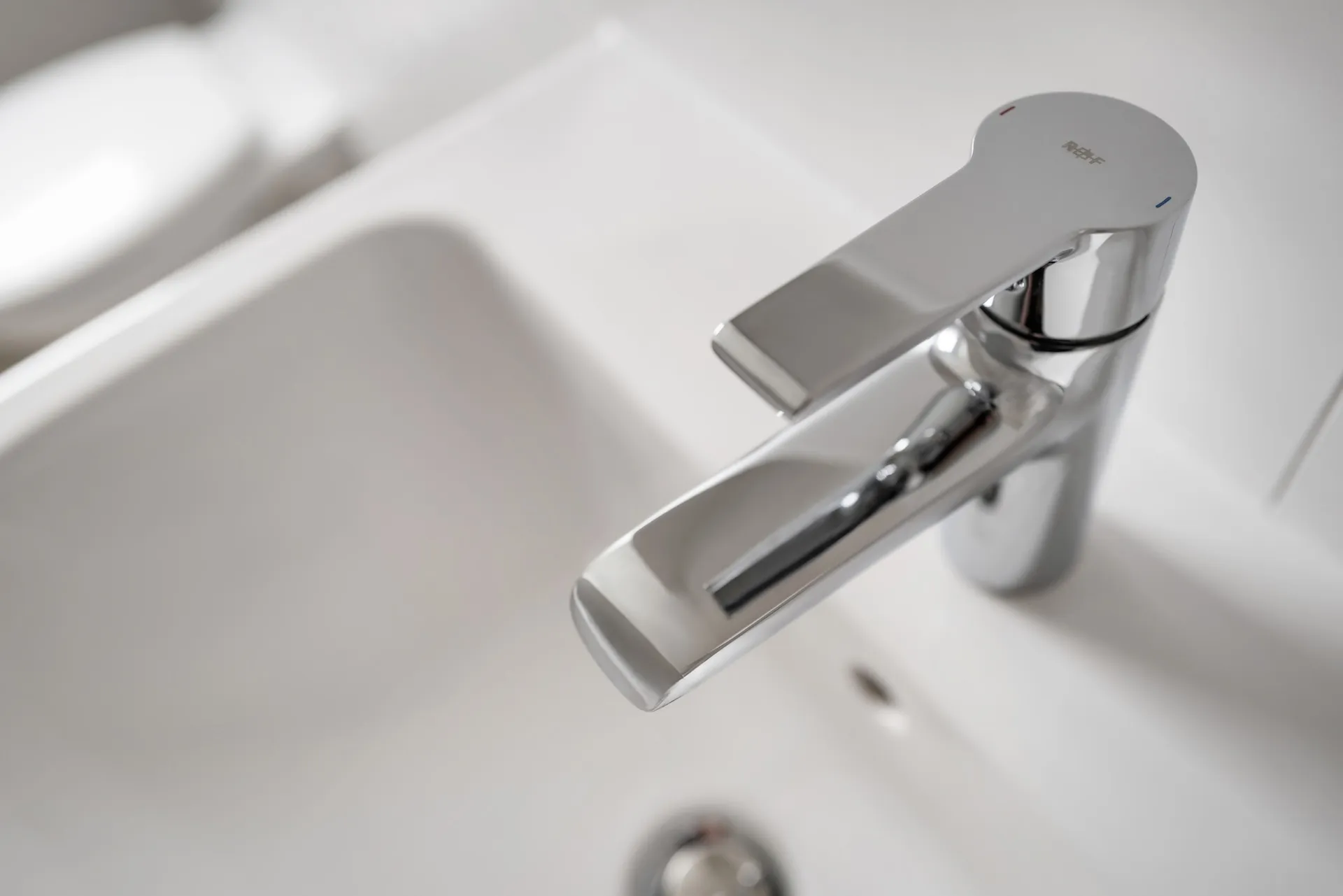 Minimalistischer R+F-Wasserhahn, klar, edel und detailgetreu inszeniert.