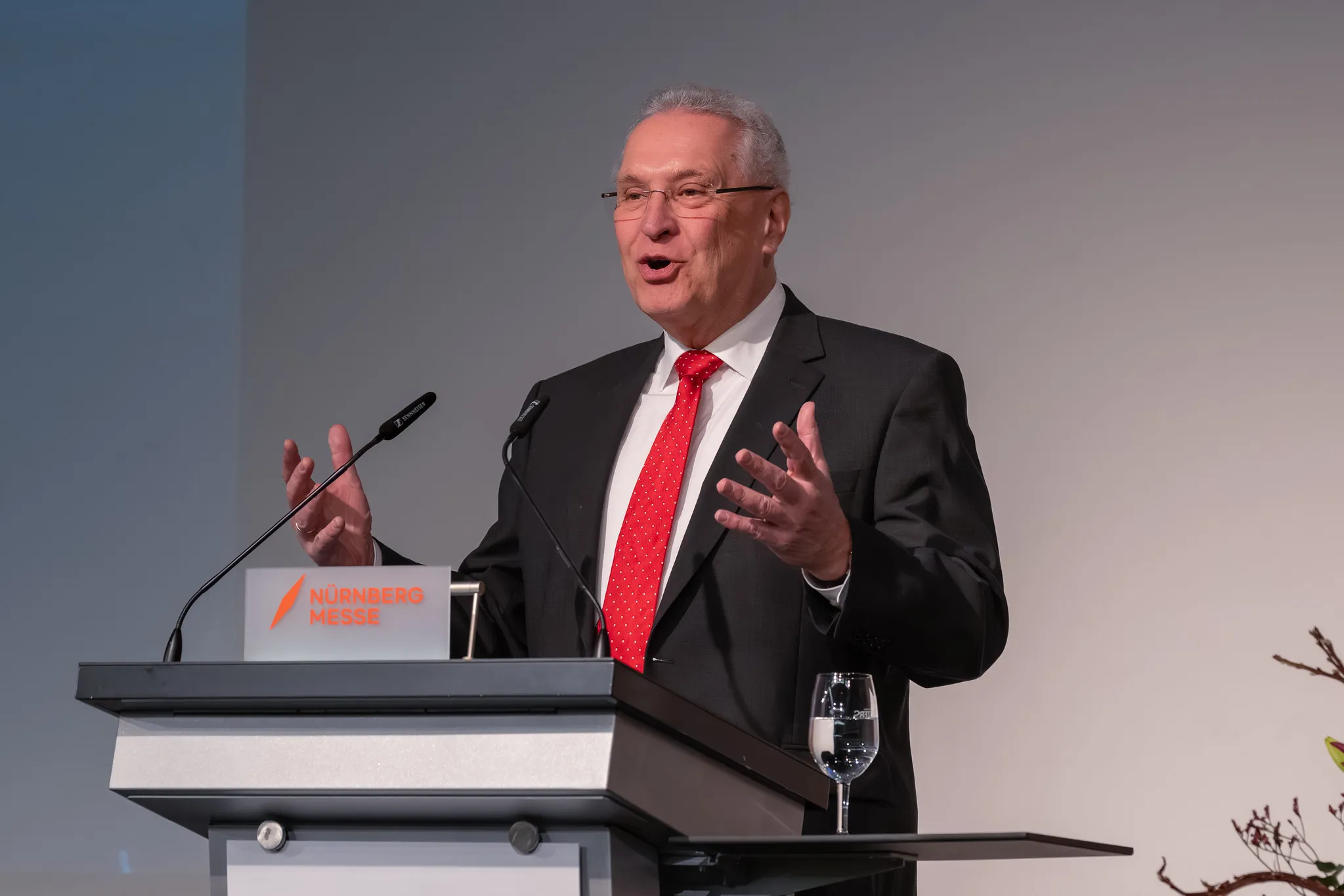 Redner am offiziellen NürnbergMesse-Podium, professionell im Moment eingefangen.