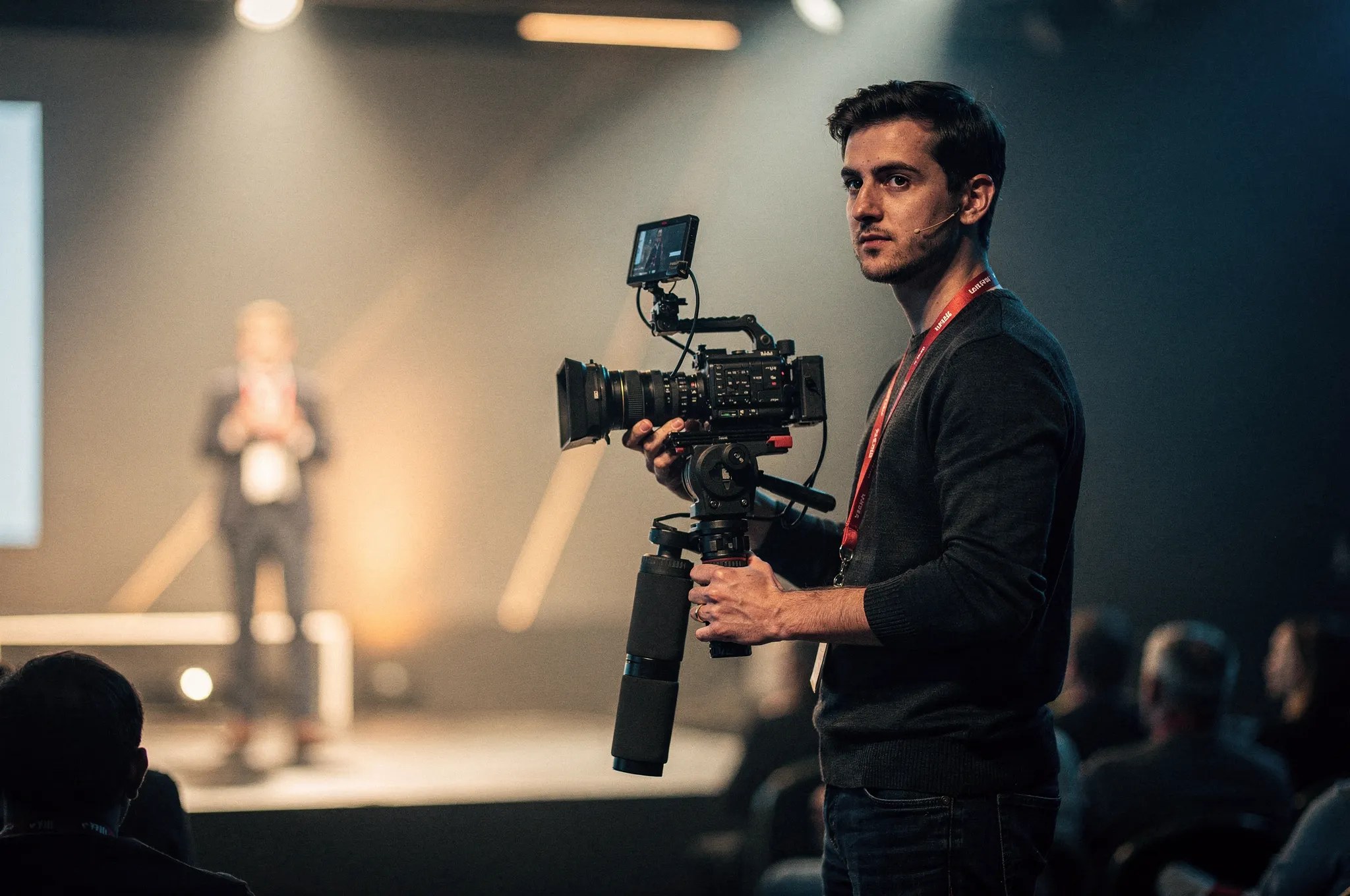 Videograf filmt mit Gimbal-Kamera ein Firmenevent im Hochformat