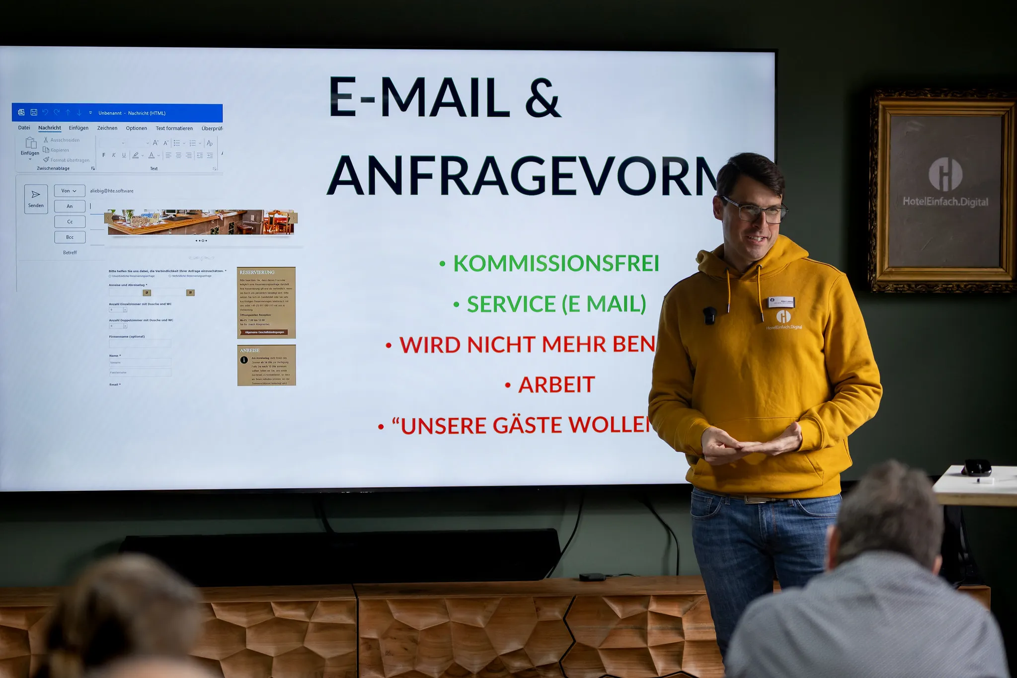 Referent vor großer Präsentationsleinwand beim Fachkongress
