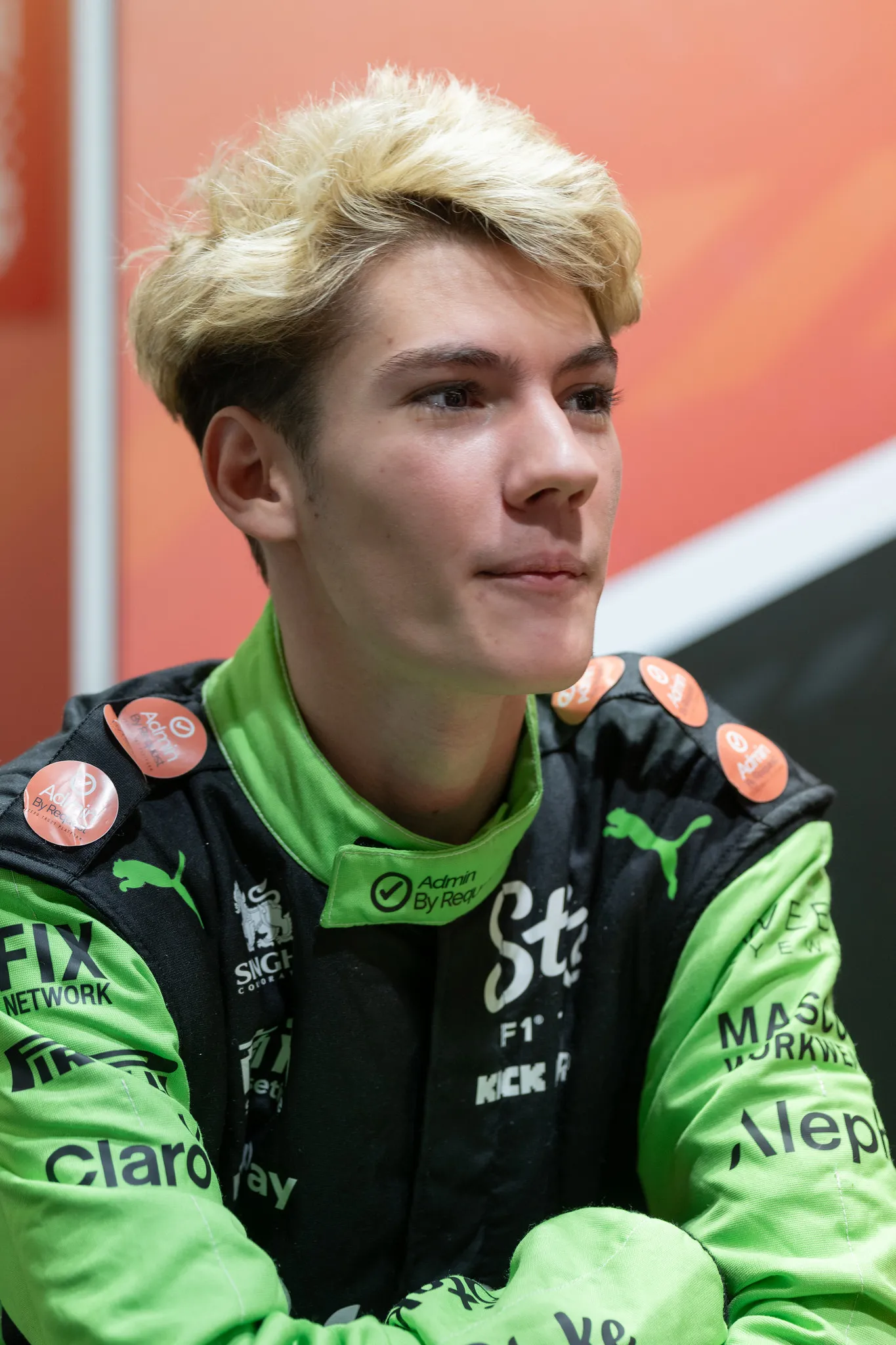 Portrait eines jungen Rennfahrers im Motorsport-Outfit am Messestand auf der it-sa Nürnberg.