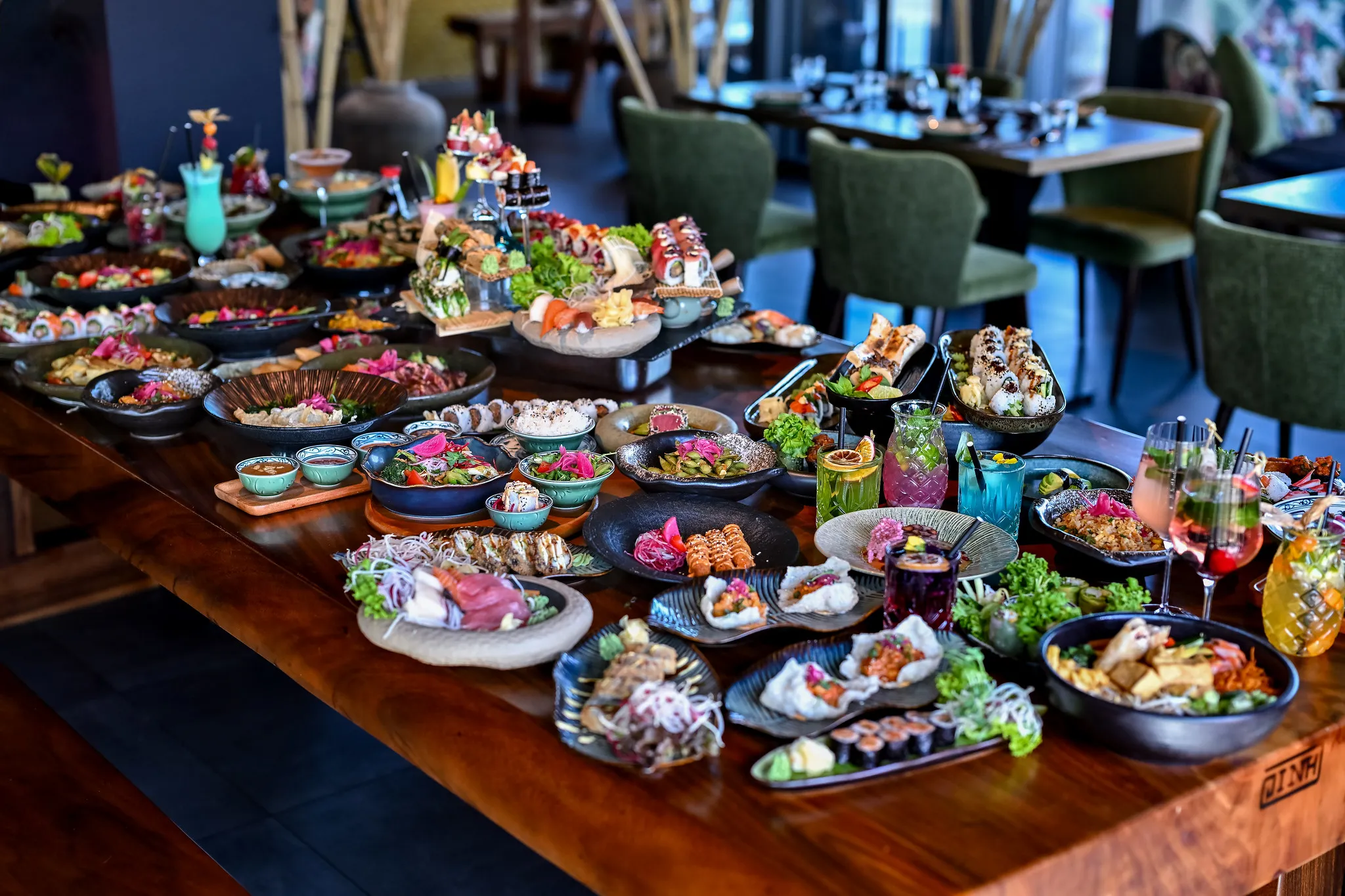 Langer Holztisch mit dem kompletten Speisen- und Cocktailangebot des Restaurants, Gastronomie-Fotografie Nürnberg.