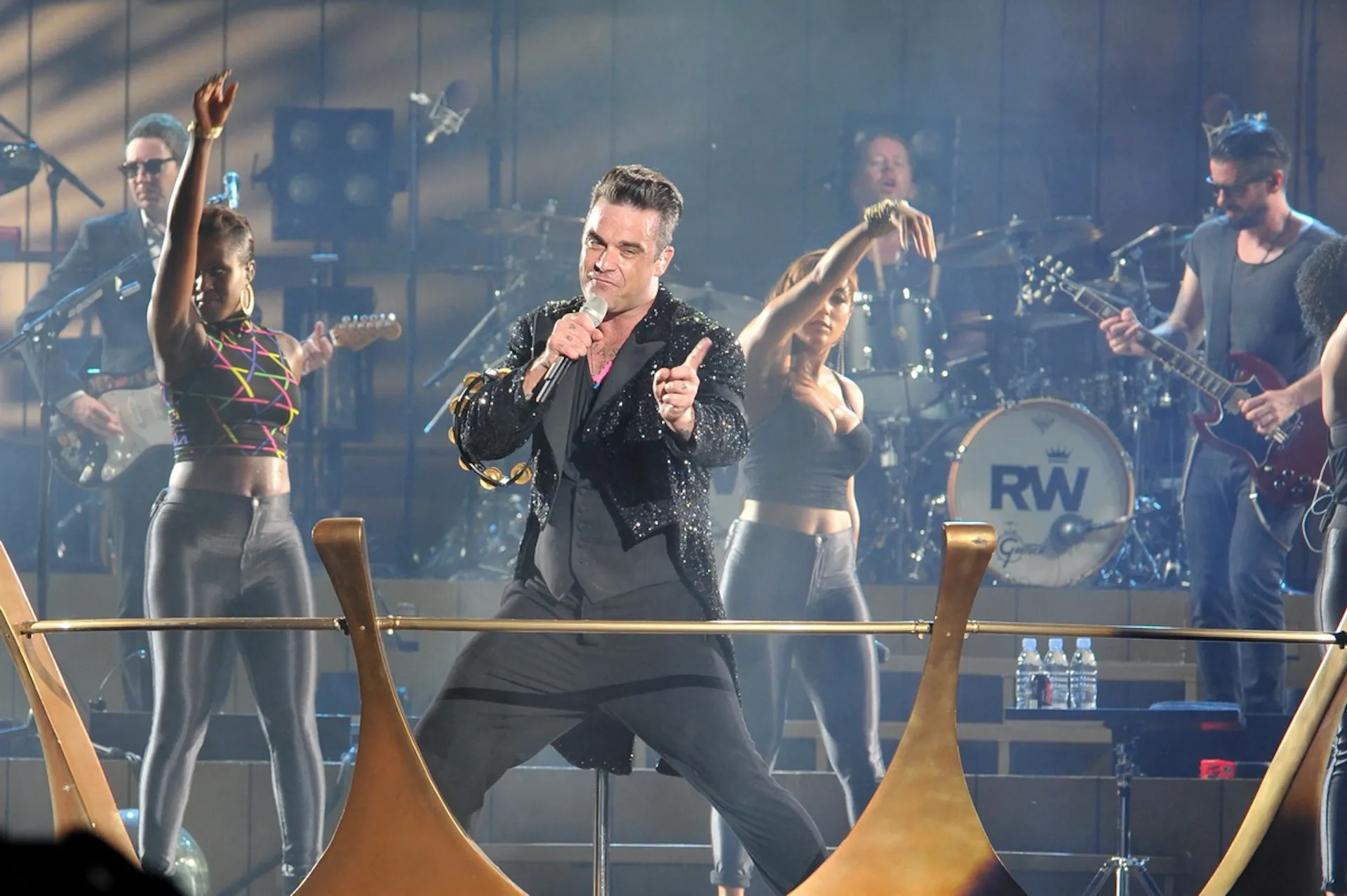 Robbie Williams bei Live-Auftritt, perfekt eingefangene Konzertatmosphäre in der Kulturfotografie.