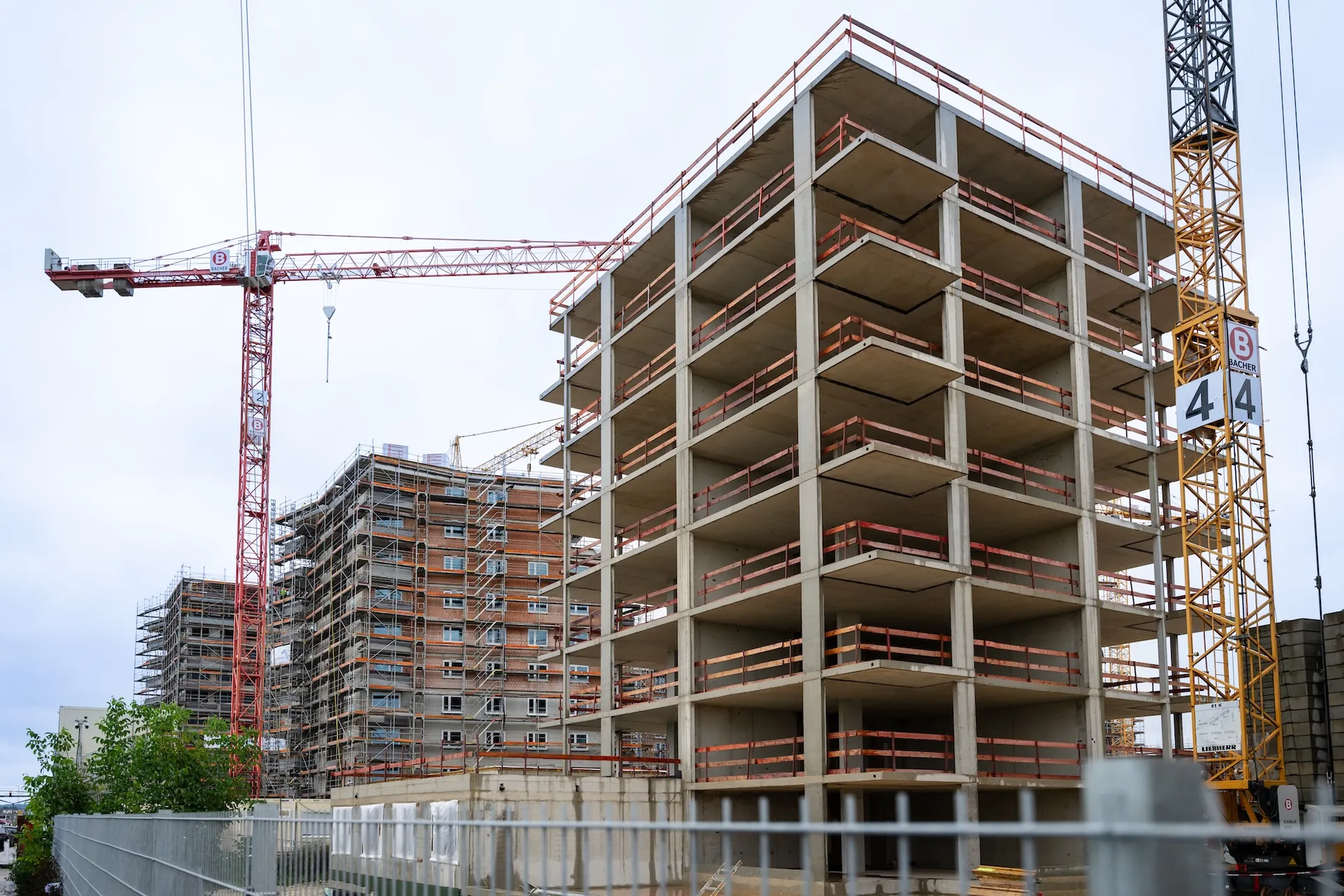 Rohbau mit Kränen – Symbol für Wachstum