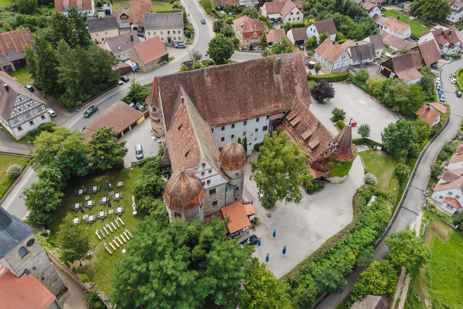 Luftbildfotografie eines Anwesens mit Innenhof, Lage und Architektur aus der Vogelperspektive