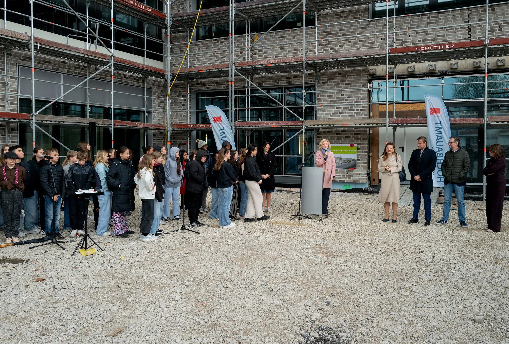 Schulklasse und Politiker beim Hochbauamt-Bauprojekt, Grundsteinlegung Nürnberg