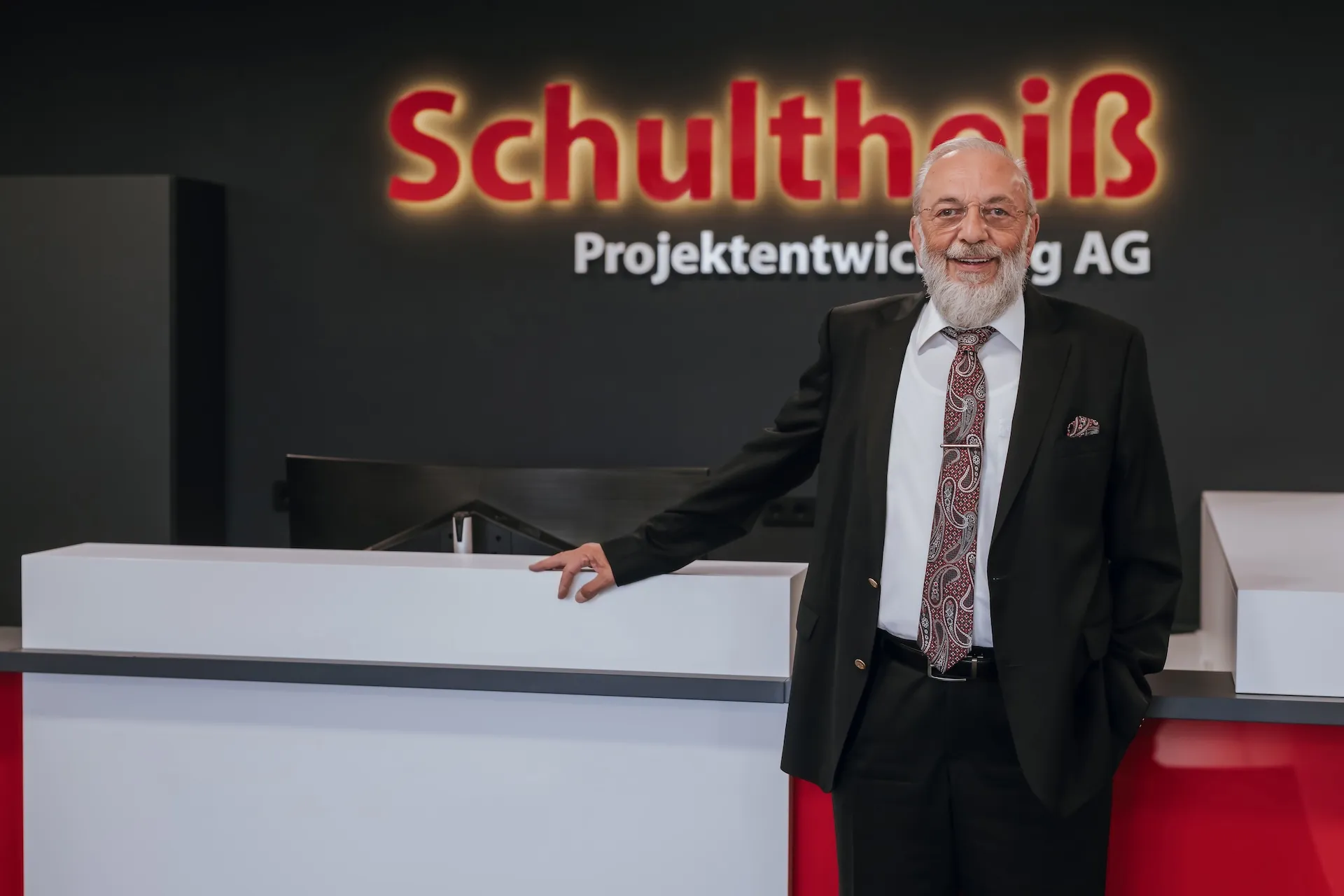 Portrait eines Geschäftsführers aus Nürnberg in professioneller Business-Umgebung