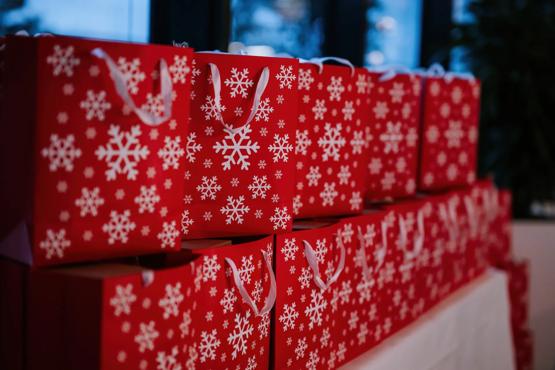 Weihnachtsgeschenke für Mitarbeiter bei einer Firmen-Weihnachtsfeier