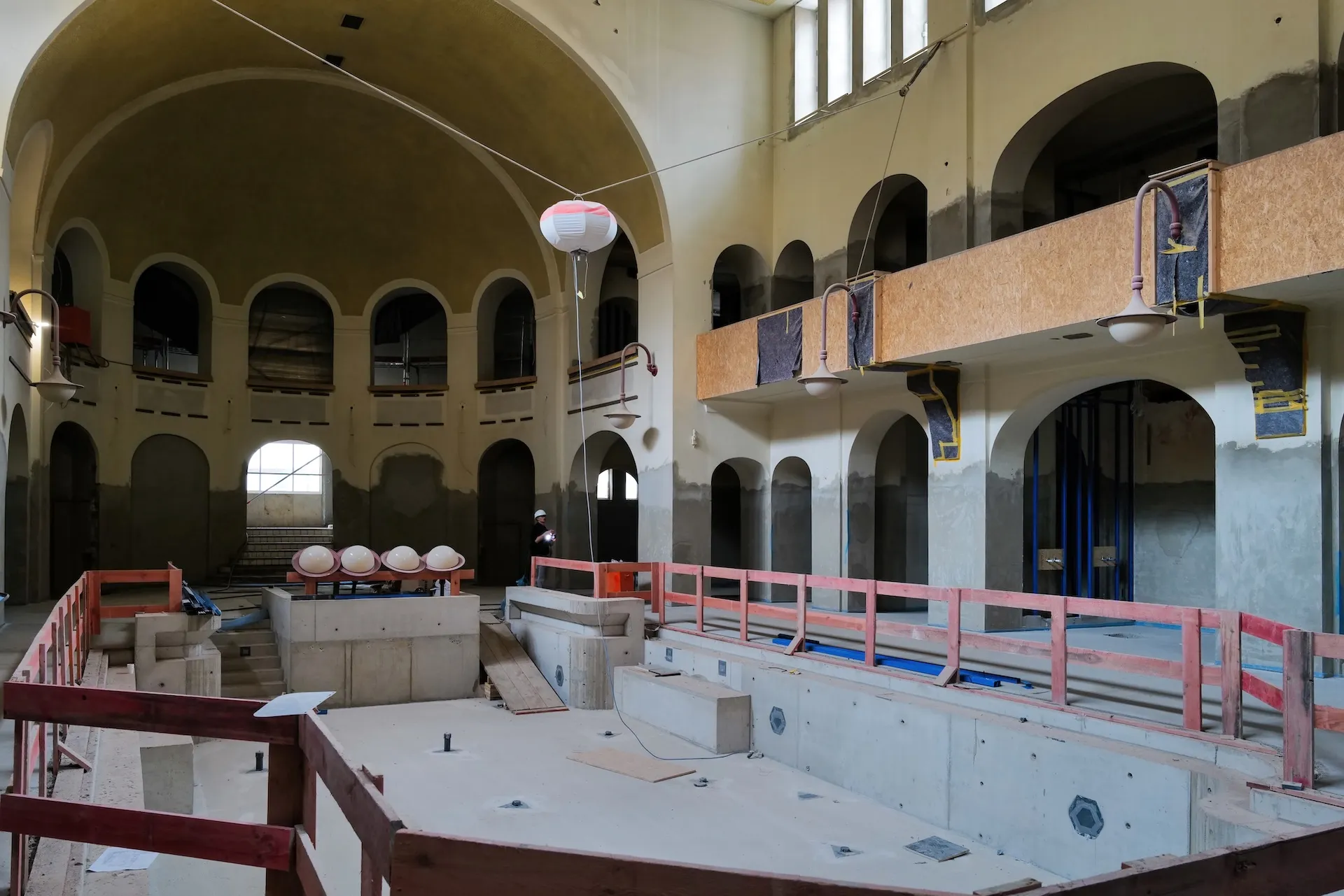 Innenausbau eines Schwimmbads, klares Linien-Spiel