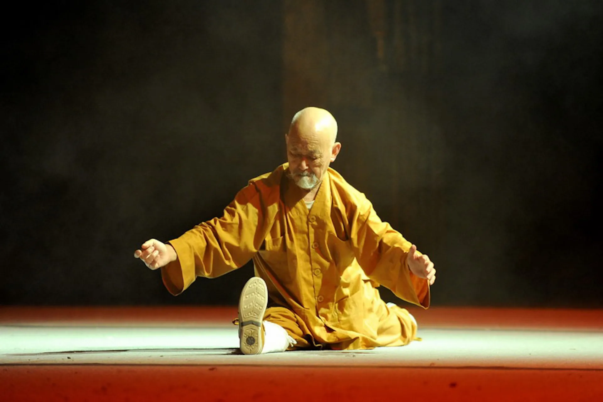 Shaolin-Mönch springt durch die Luft, festgehalten im Moment höchster Konzentration.