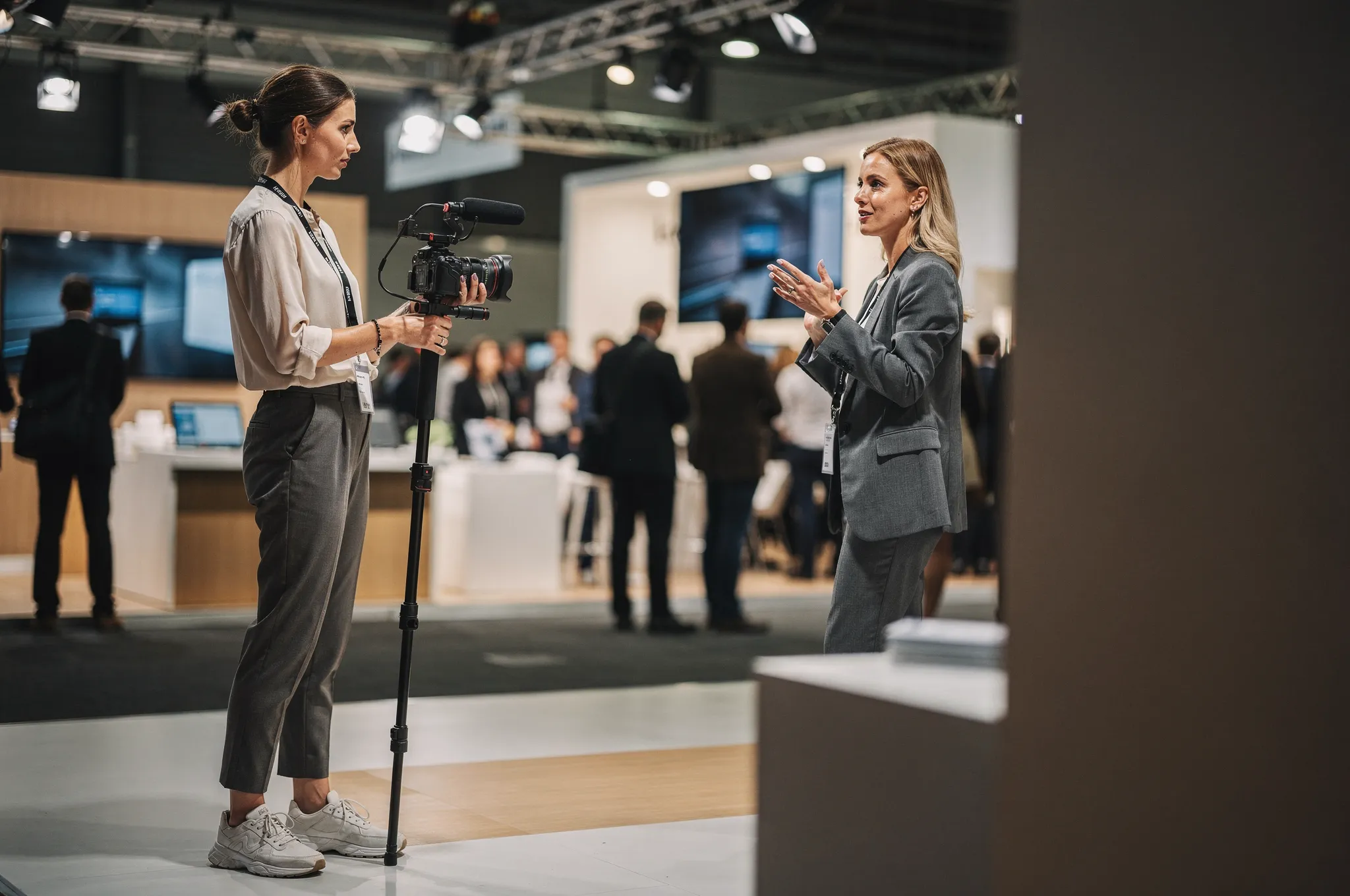 Social-Media-Producer filmt am Messestand mit vertikalem Kamera-Setup