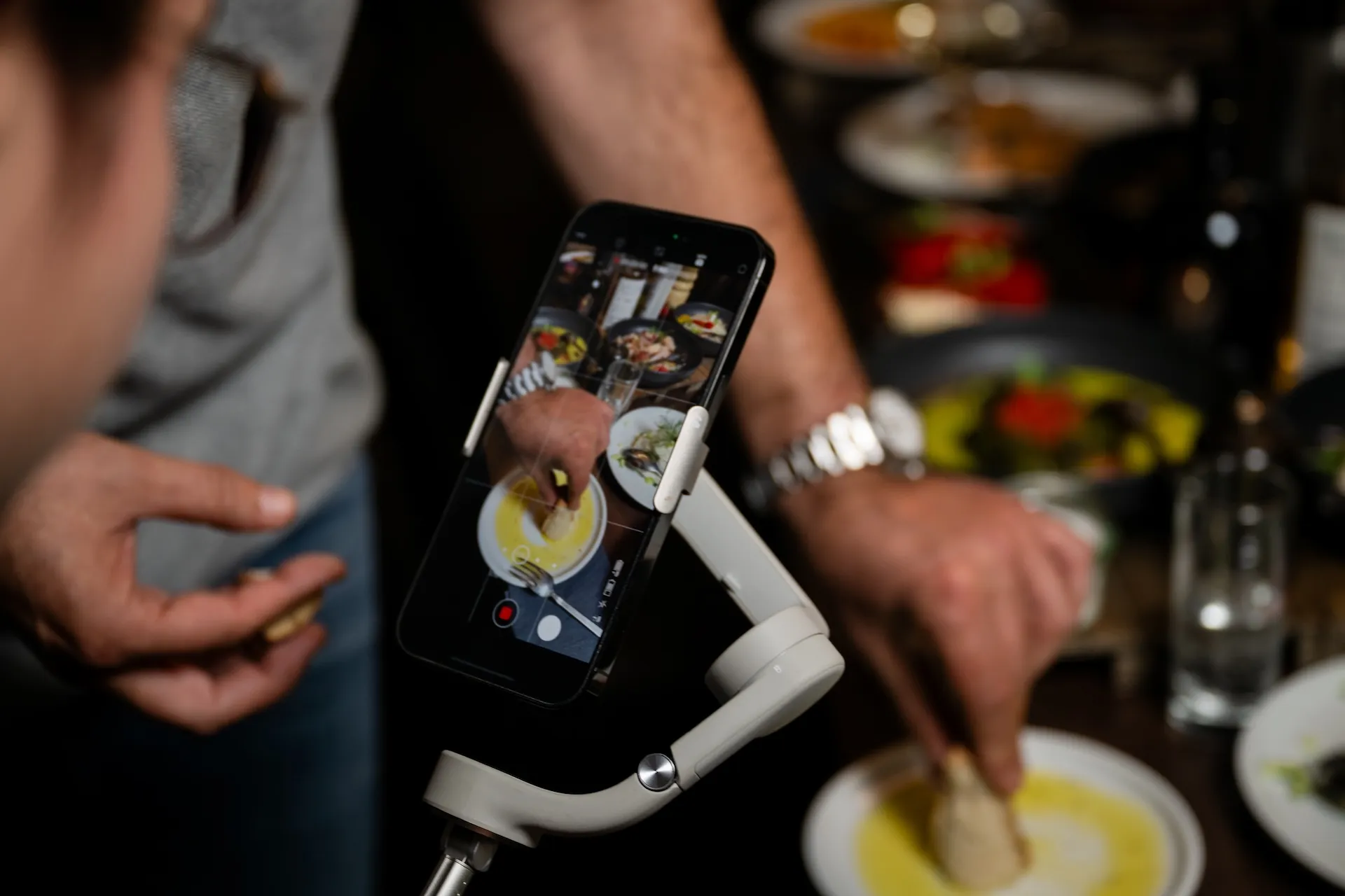 Videodreh im Restaurant für Social Media, professionelle Aufnahme von authentischen Food-Momenten.