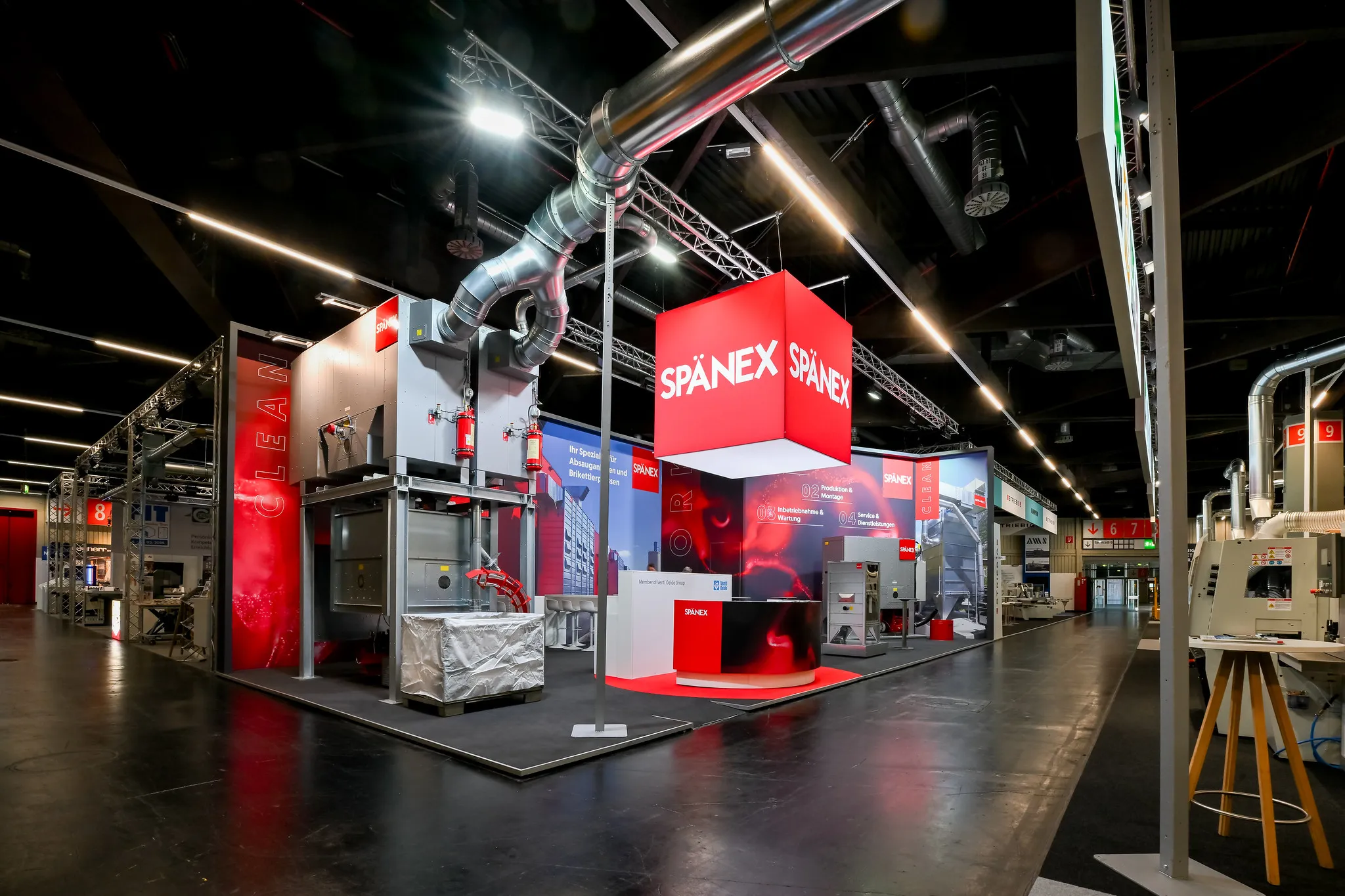 Weitwinkelblick auf den Spänex-Messestand mit Absauganlagen auf der Holzbearbeitungsausstellung in Nürnberg.