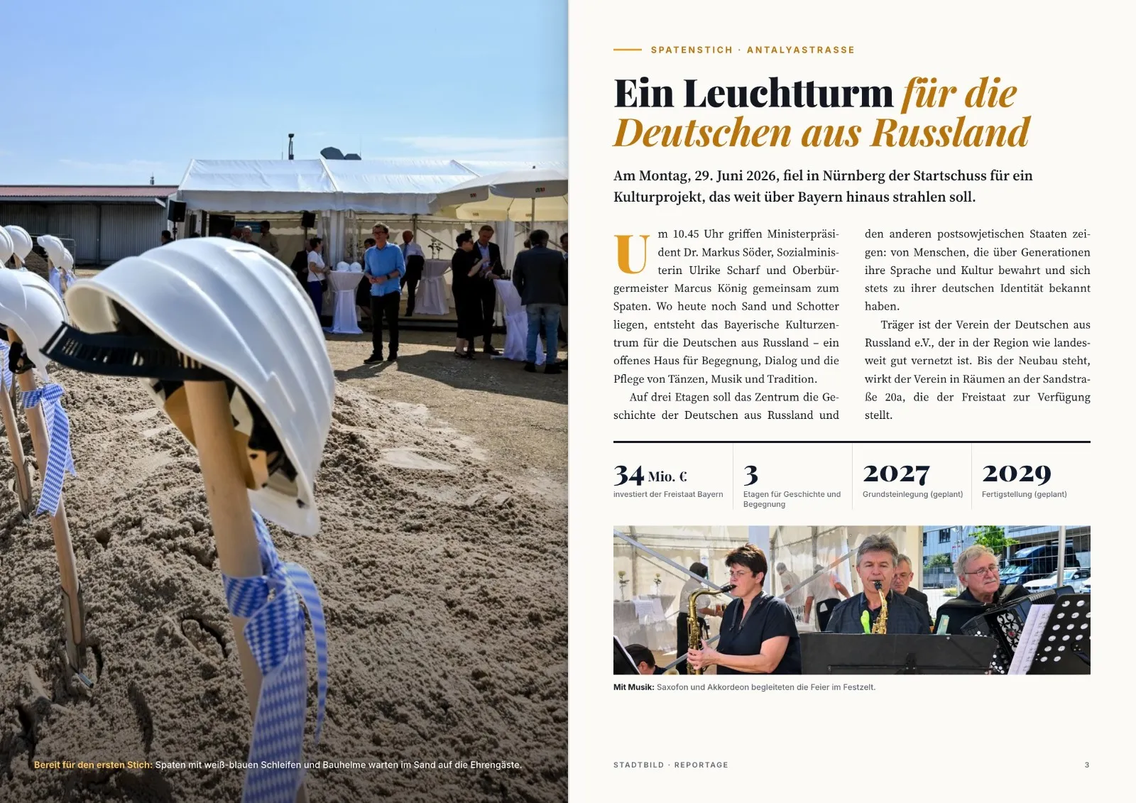 Weiße Bauhelme auf Spaten mit weiß-blauen Schleifen im Sand beim Spatenstich des Kulturzentrums in Nürnberg